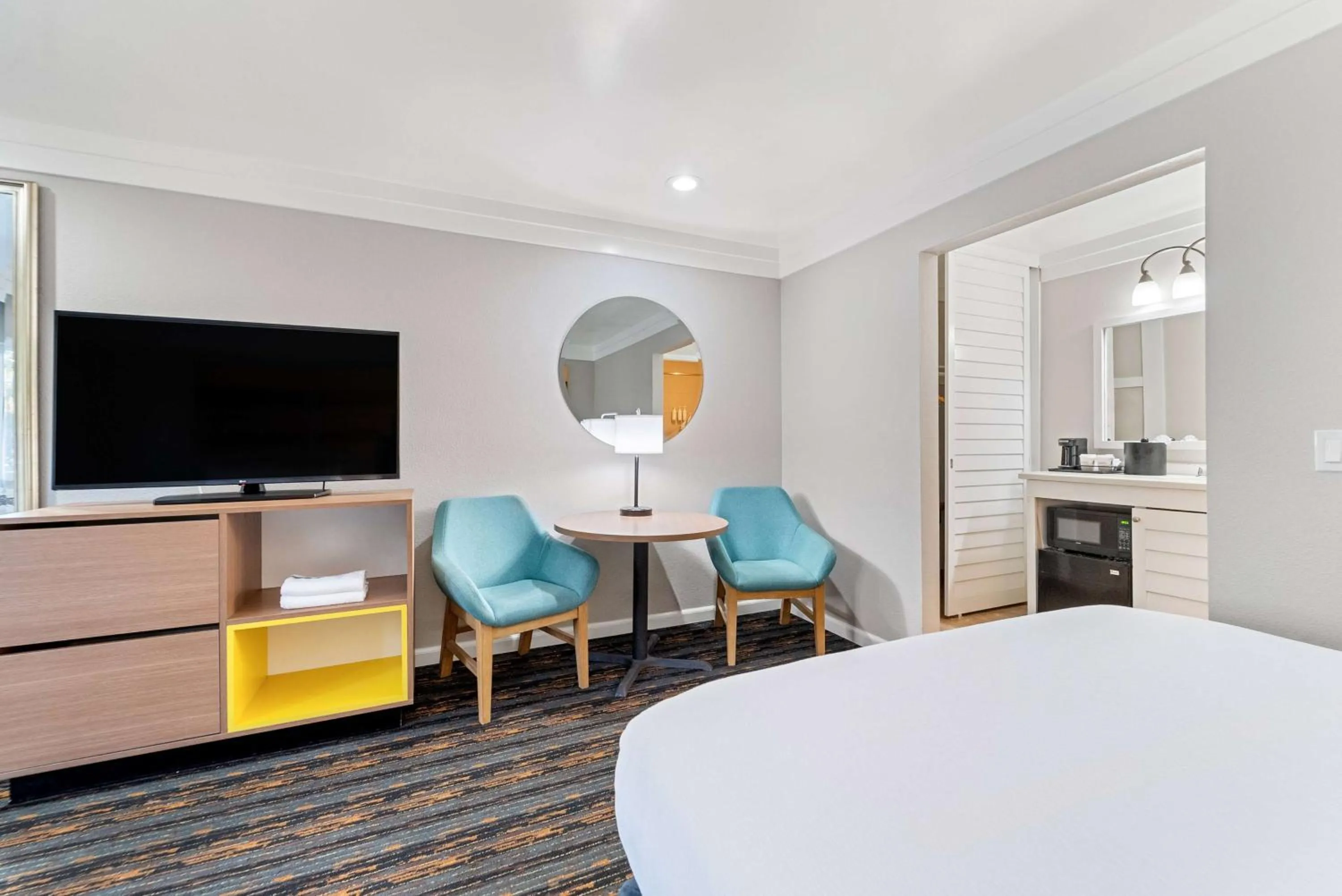 Photo of the whole room, Bed in Days Inn by Wyndham San Diego Hotel Circle