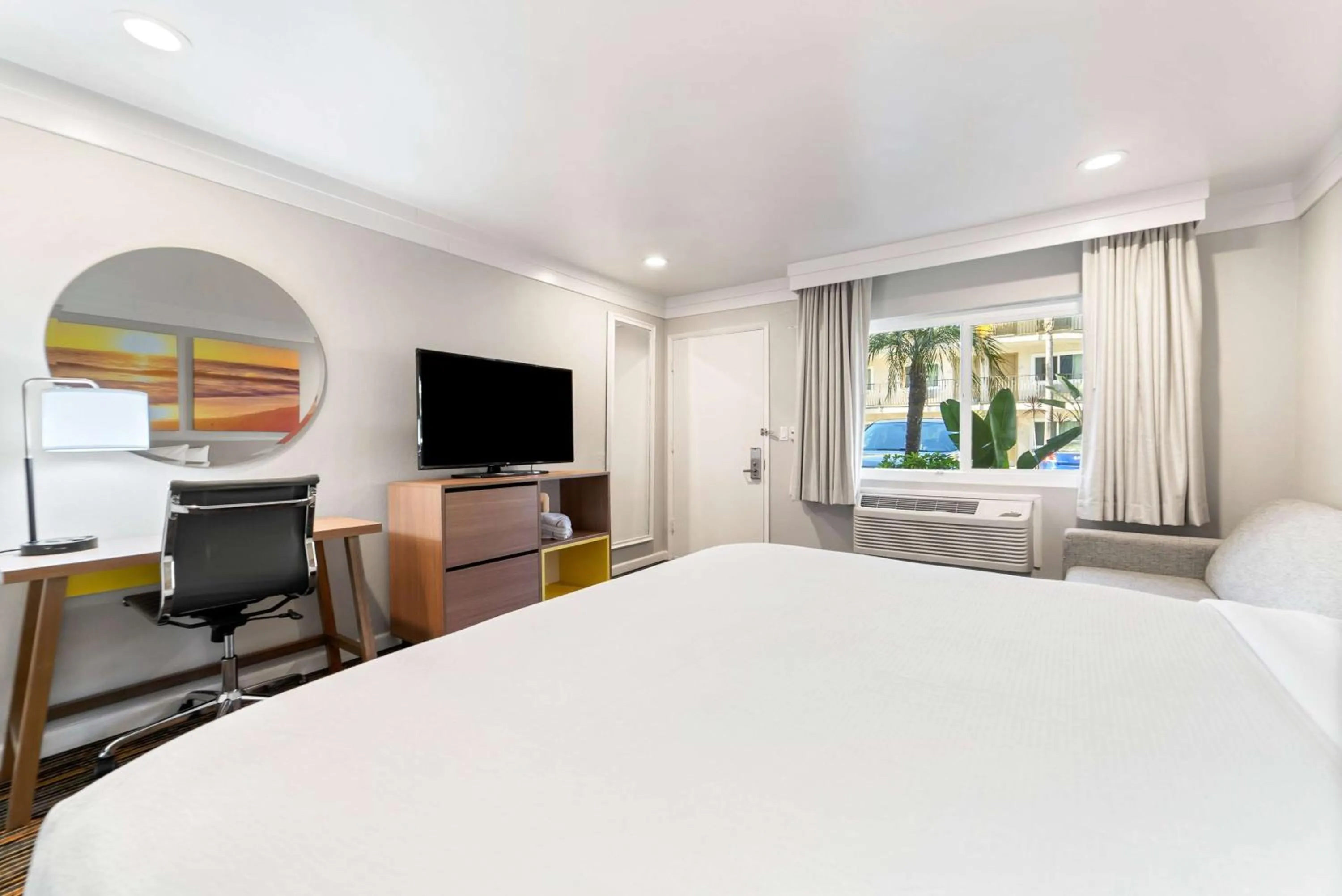 Photo of the whole room, Bed in Days Inn by Wyndham San Diego Hotel Circle