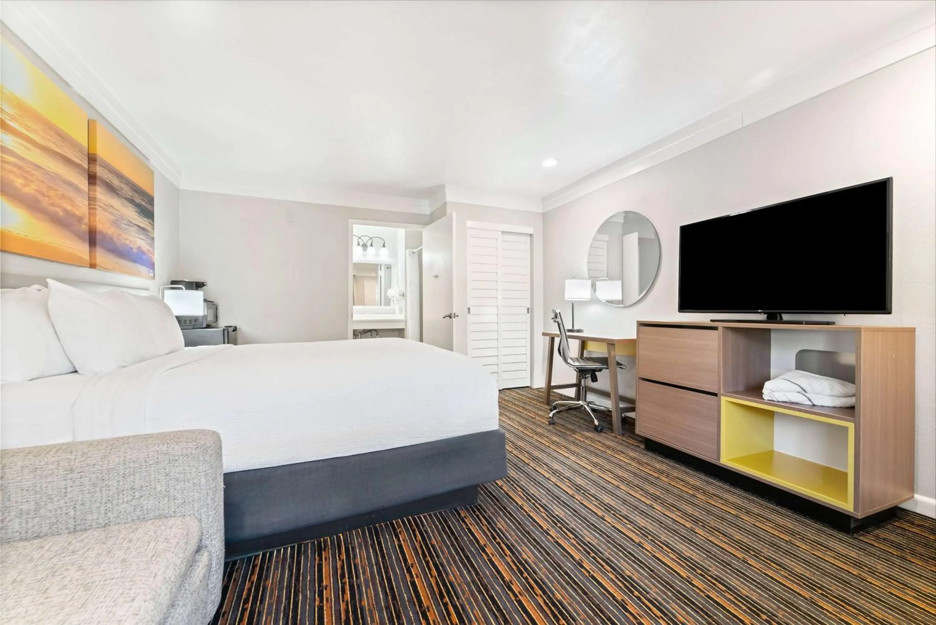 Photo of the whole room, Bed in Days Inn by Wyndham San Diego Hotel Circle