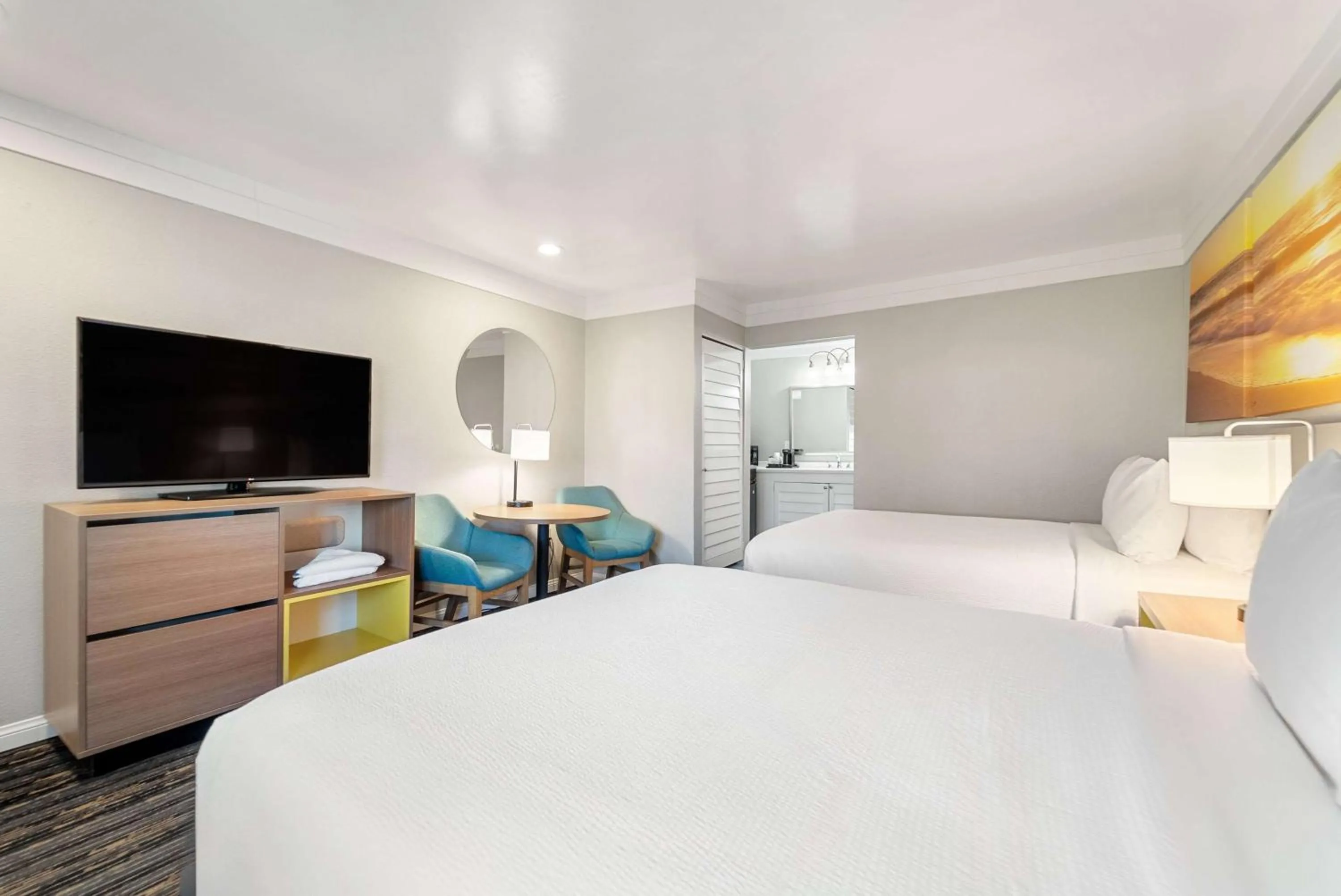 Photo of the whole room, Bed in Days Inn by Wyndham San Diego Hotel Circle