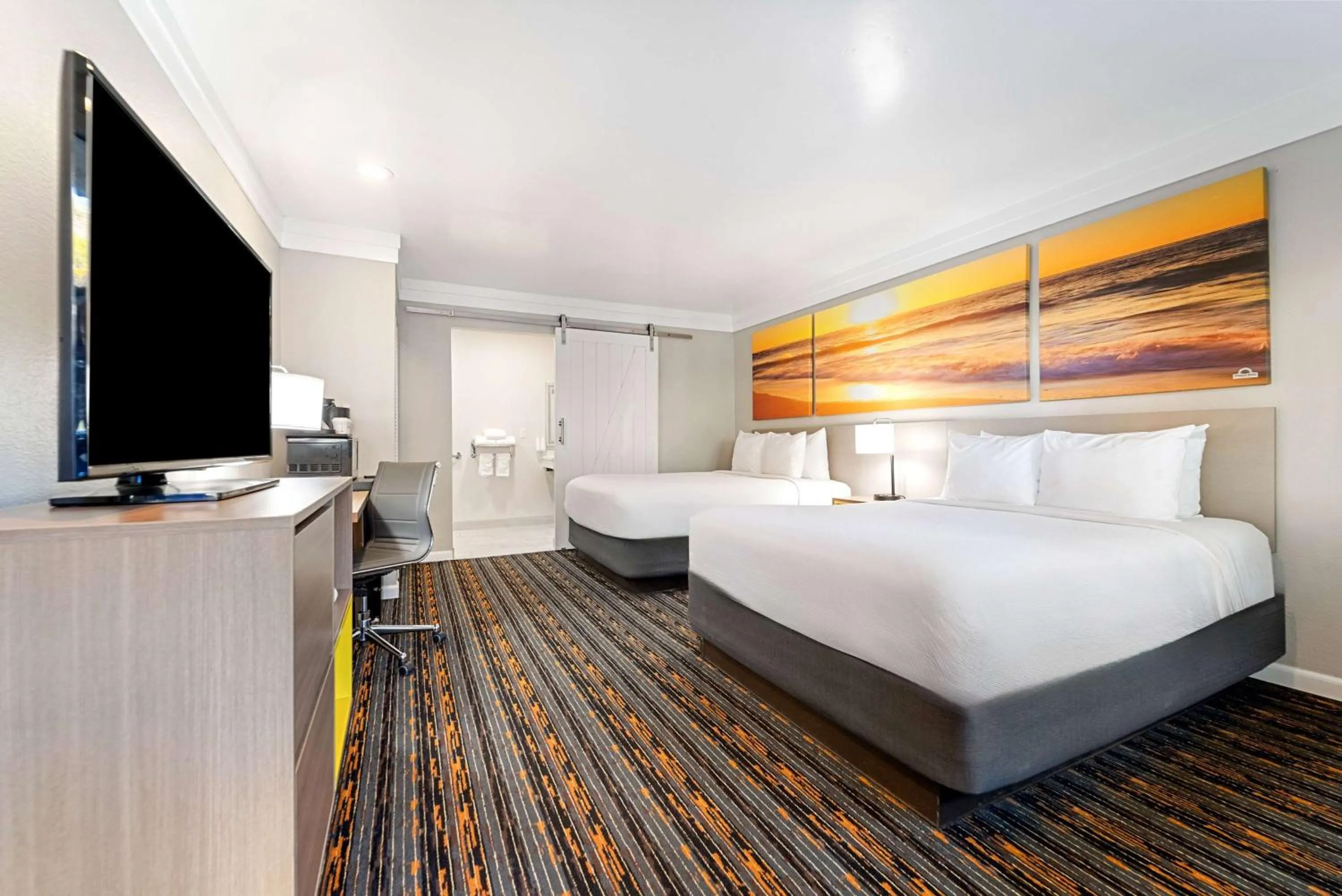 Photo of the whole room, Bed in Days Inn by Wyndham San Diego Hotel Circle