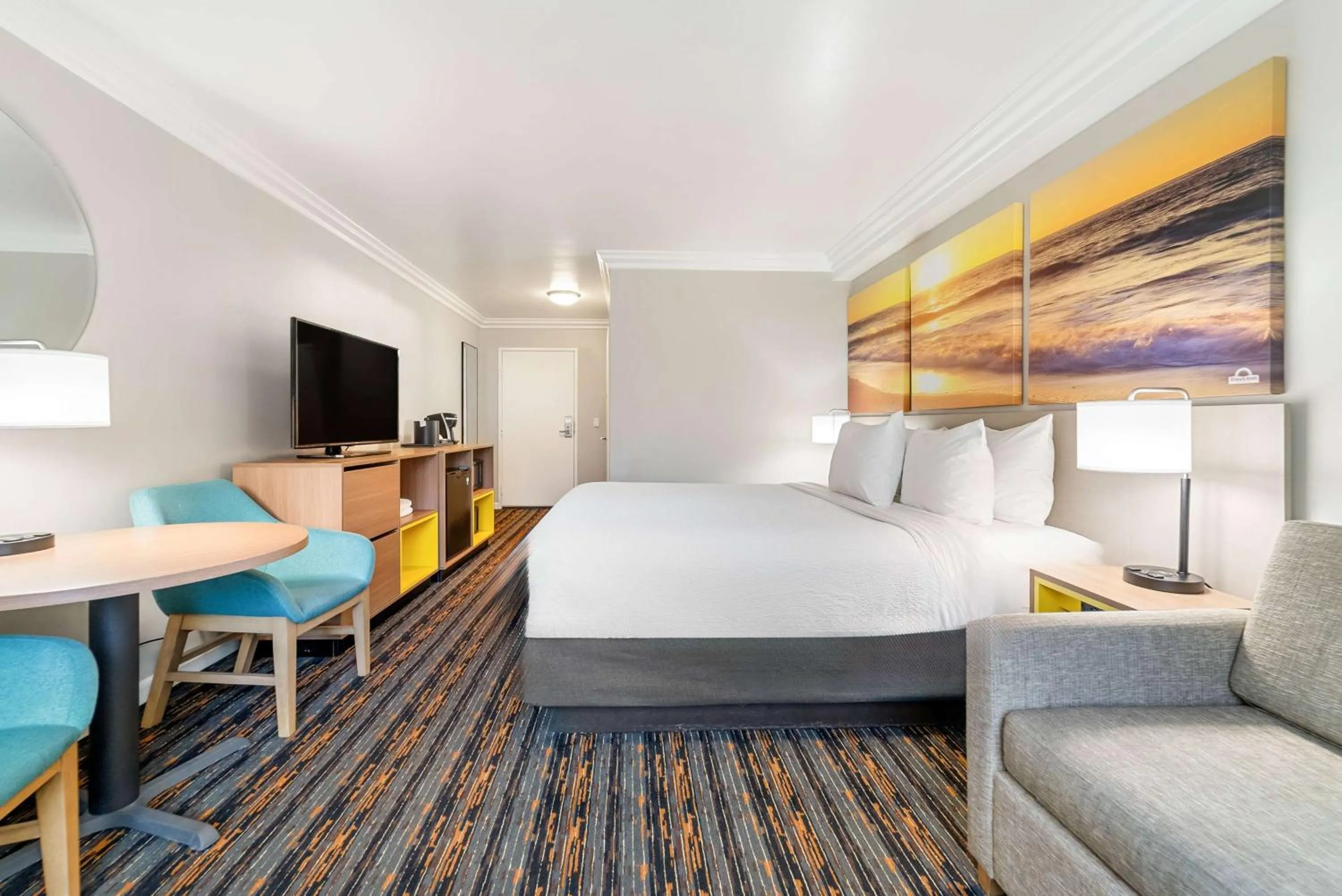 Photo of the whole room, Bed in Days Inn by Wyndham San Diego Hotel Circle