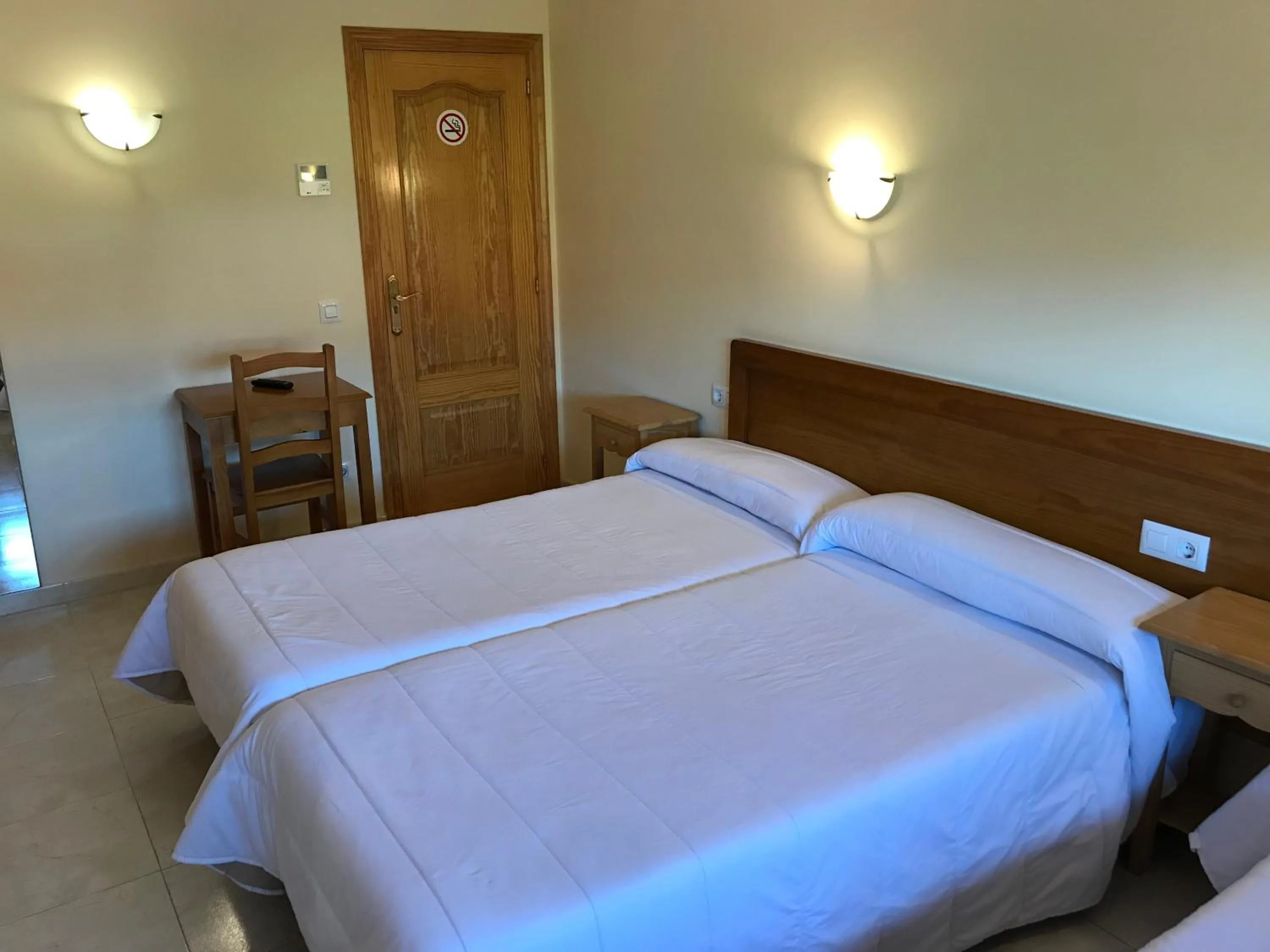 Bed in Hotel Restaurante Los Tulipanes