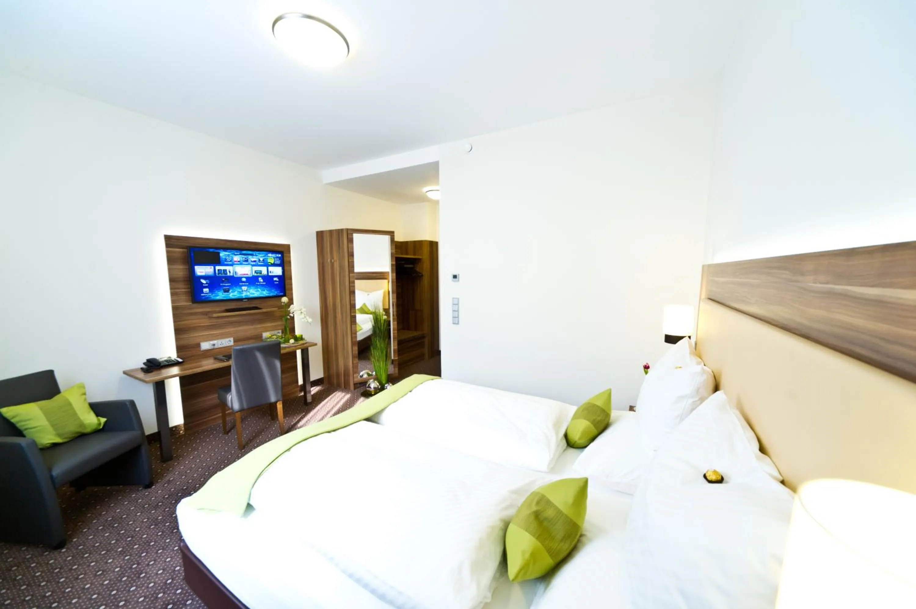 Photo of the whole room, Bed in Wohlfühl-Hotel Neu Heidelberg