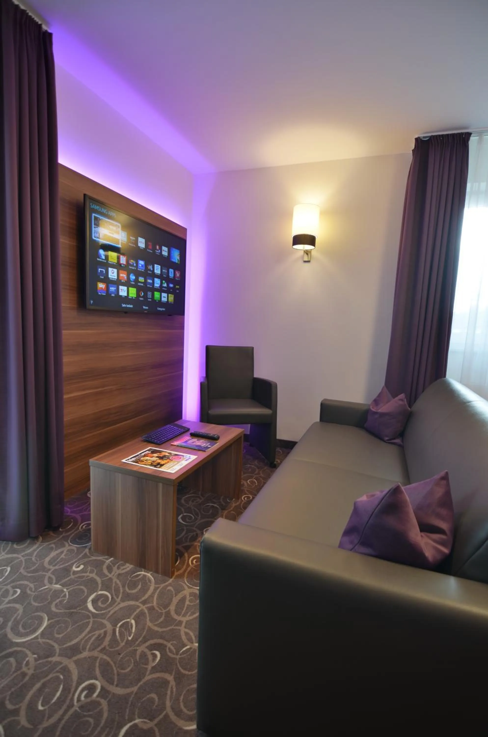 Photo of the whole room, Bed in Wohlfühl-Hotel Neu Heidelberg