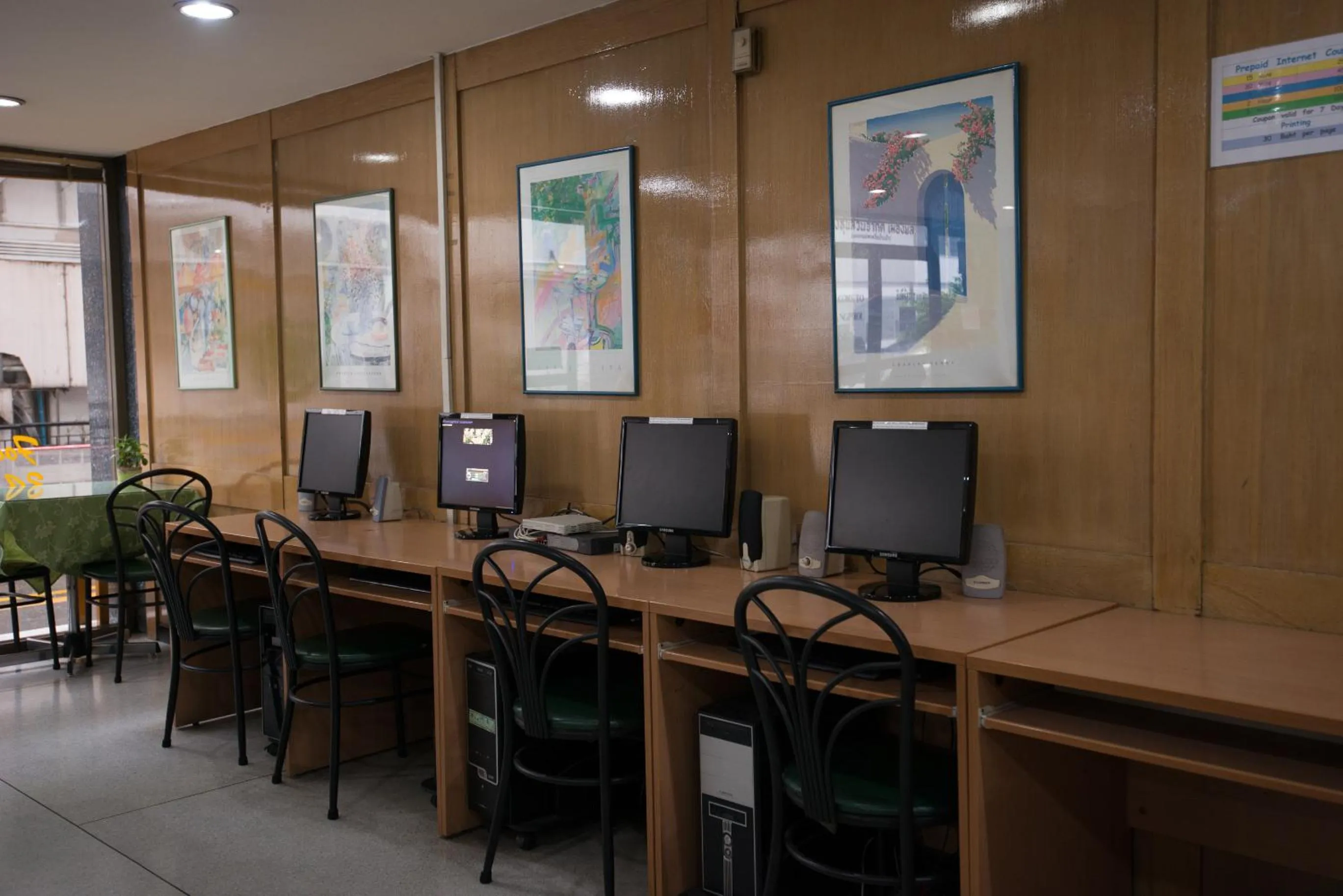 Communal lounge/ TV room in Muangphol Mansion