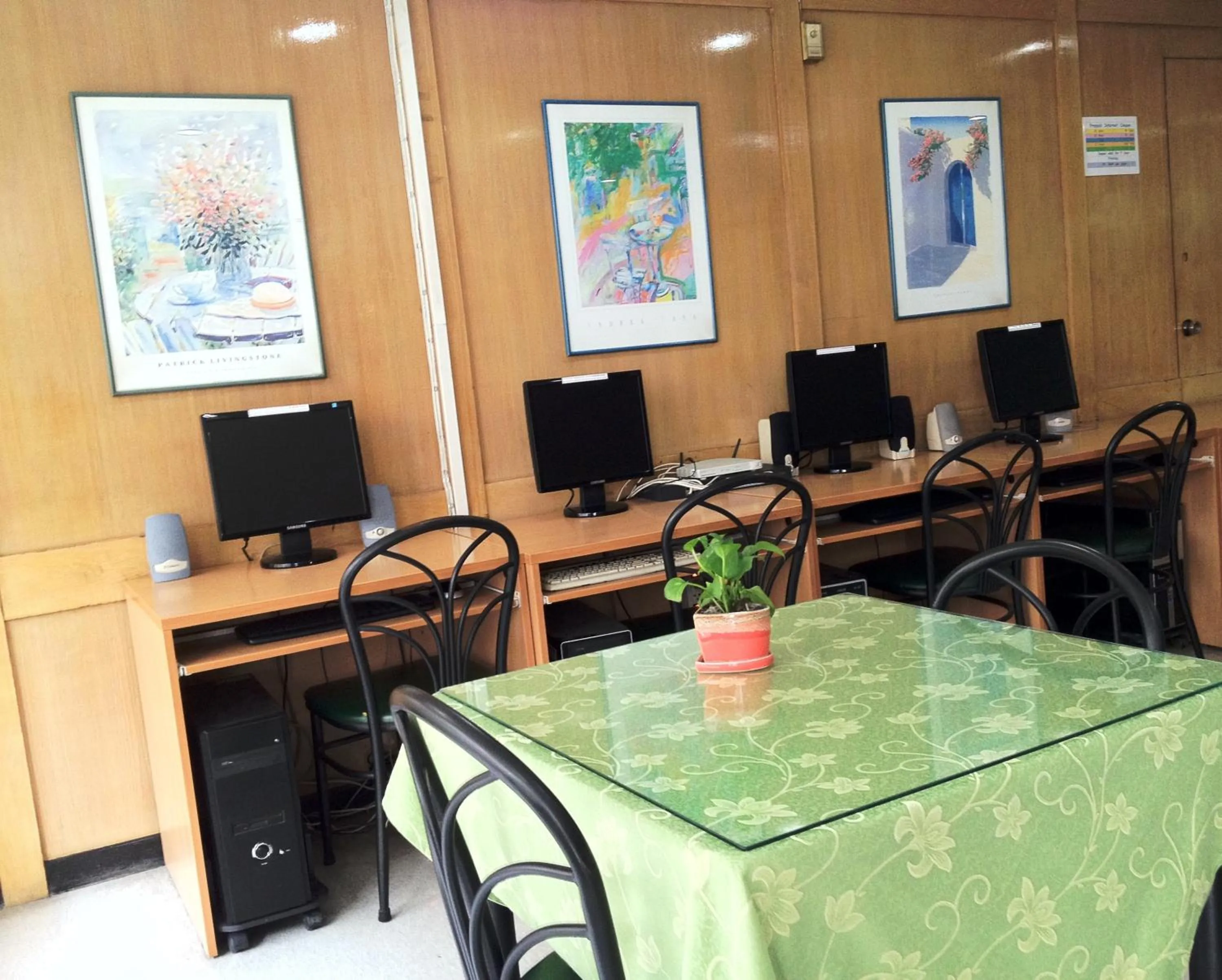 Restaurant/places to eat in Muangphol Mansion