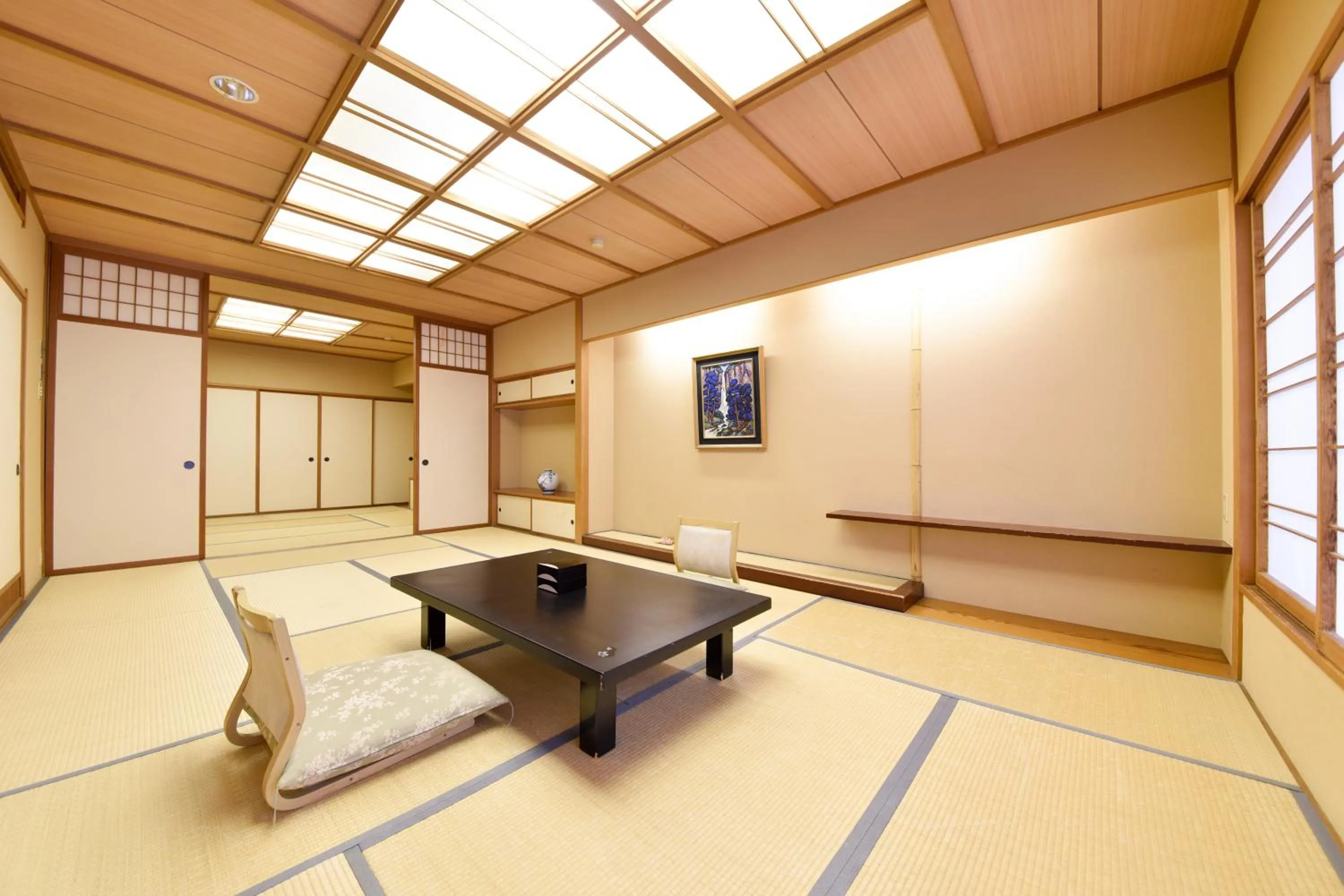 Photo of the whole room in Kokuya