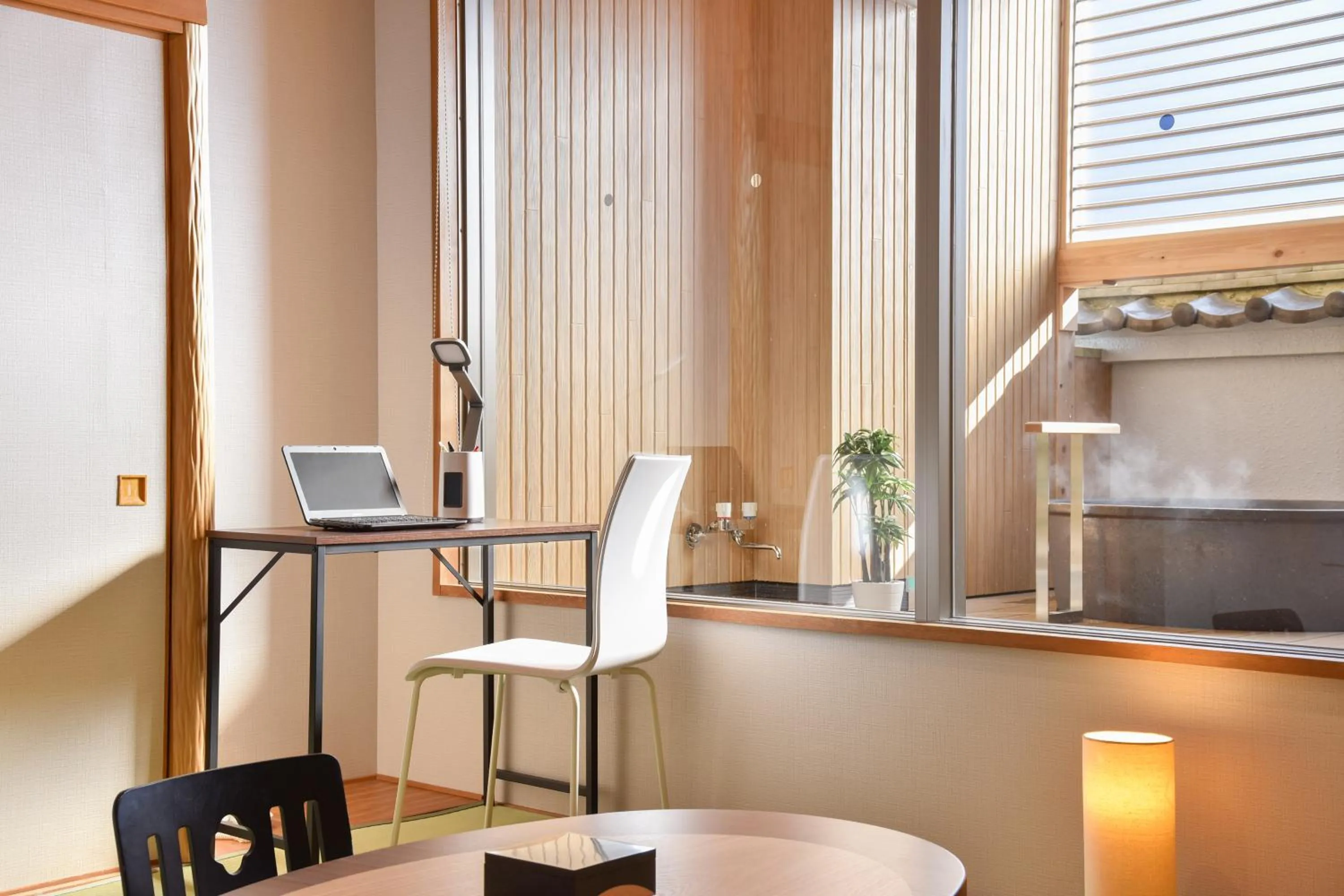 Photo of the whole room in Kokuya