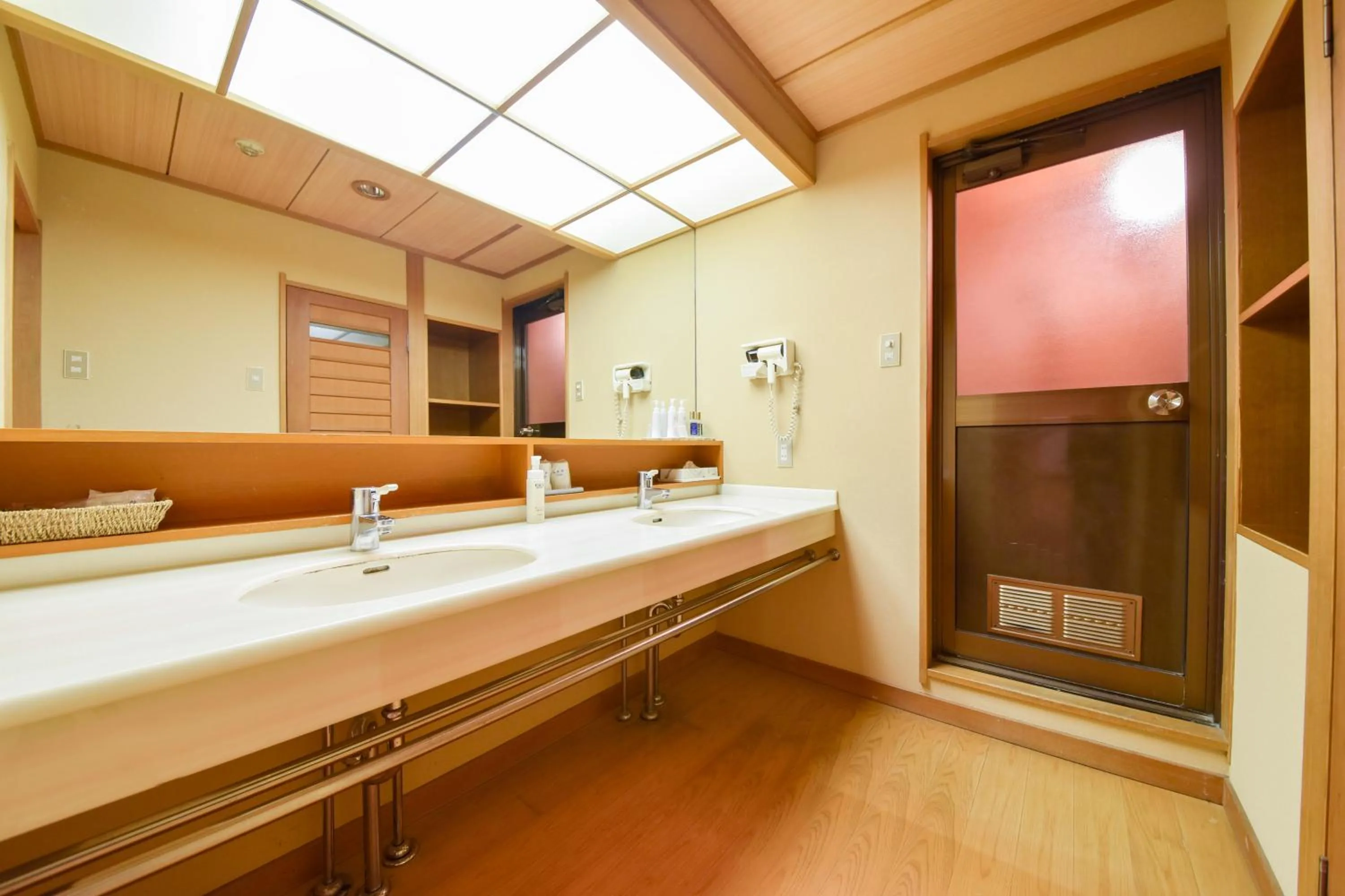 Photo of the whole room in Kokuya