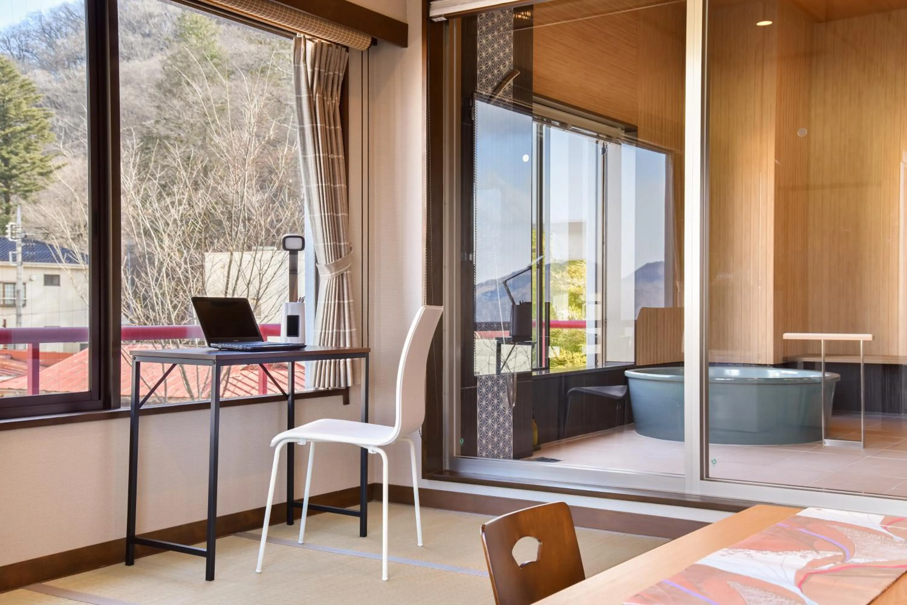 Photo of the whole room in Kokuya