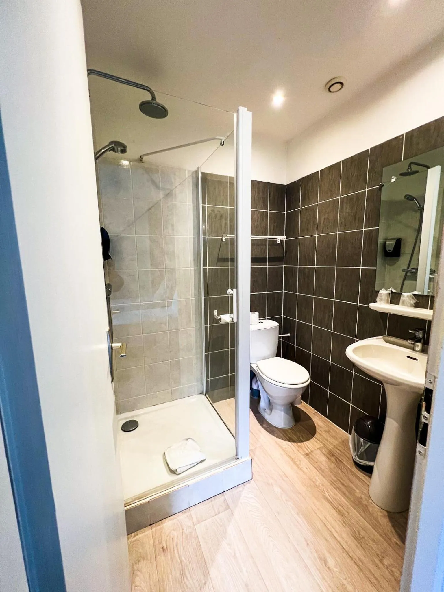 Shower in Hôtel Restaurant La Voile - Le Dock'er