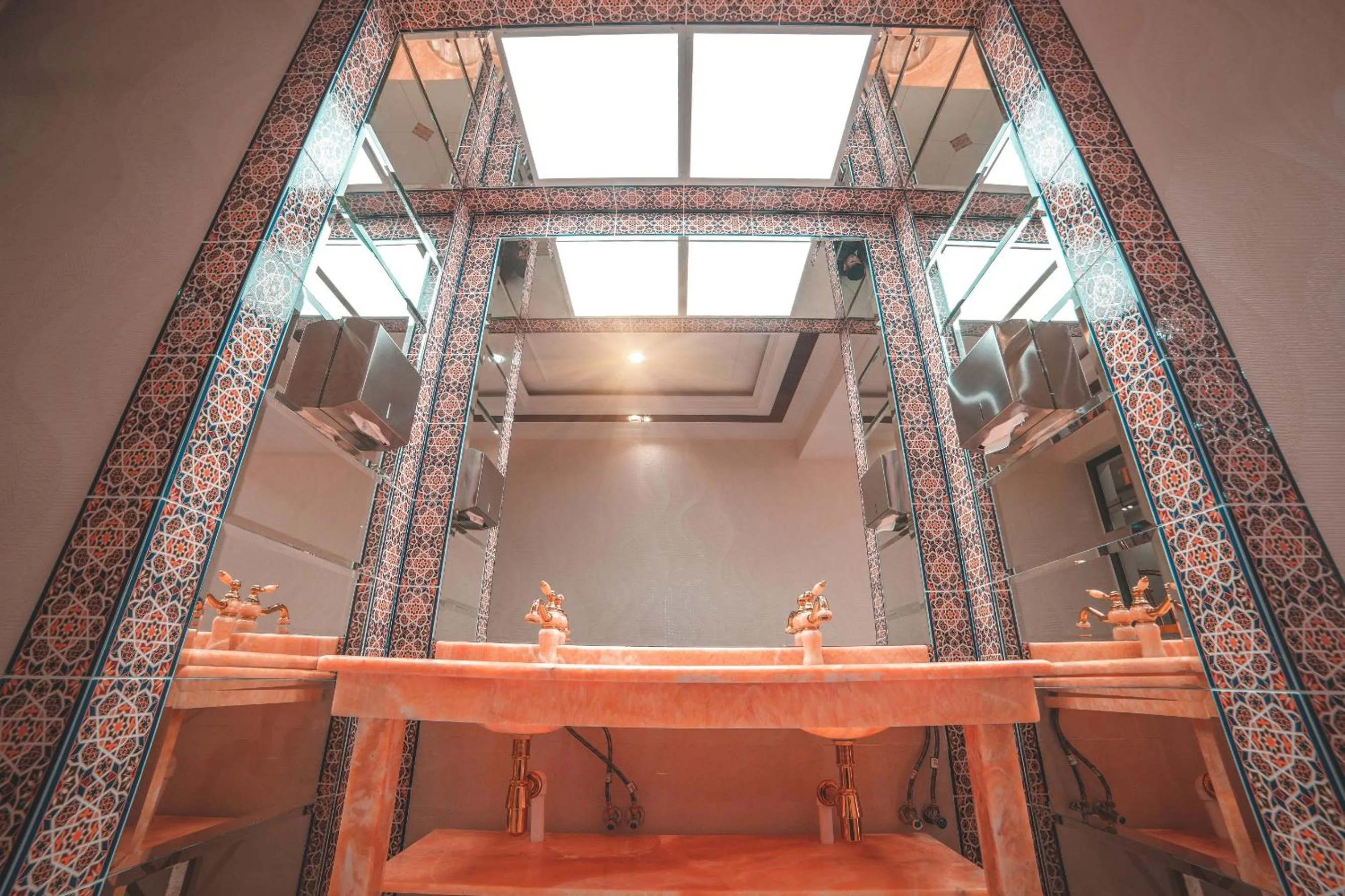 Restaurant/places to eat in Asmald Palace Hotel