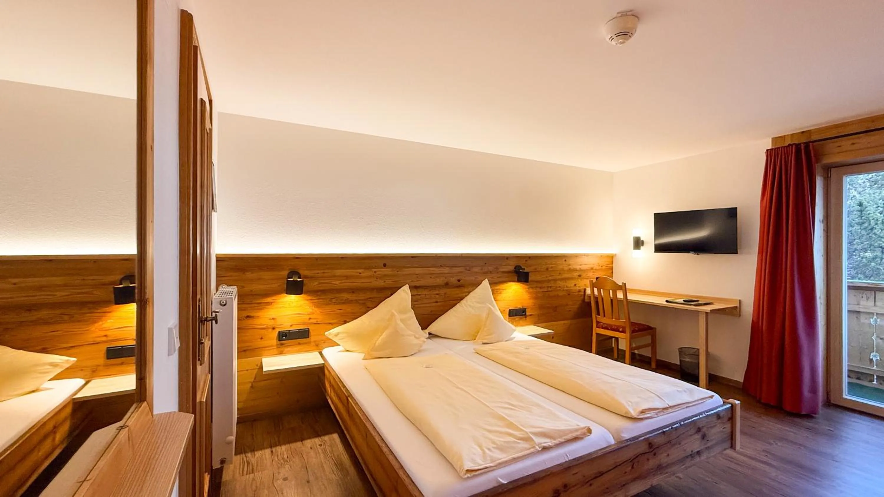 Bed in Hotel Alpensonne