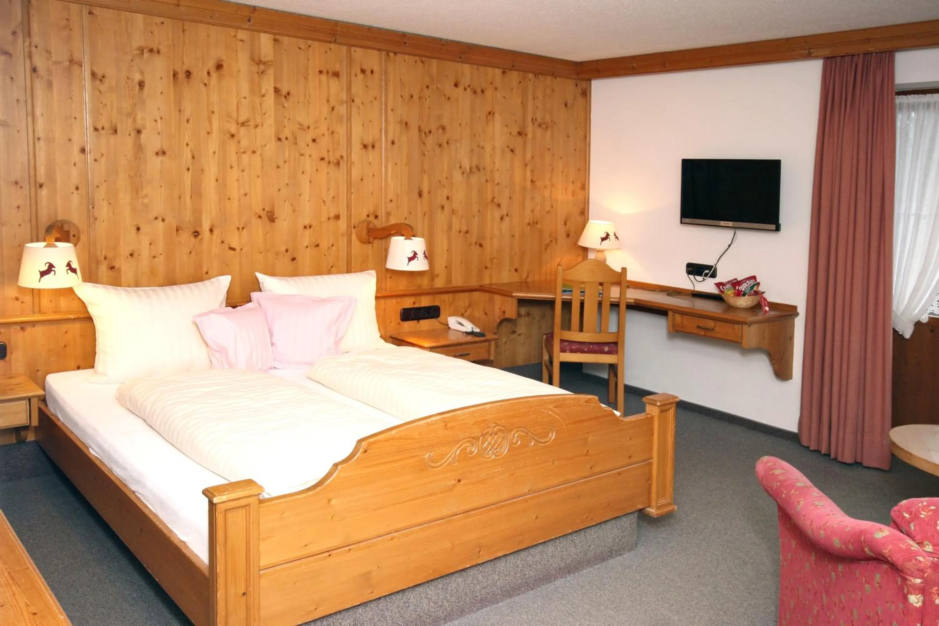 Bed in Hotel Alpensonne