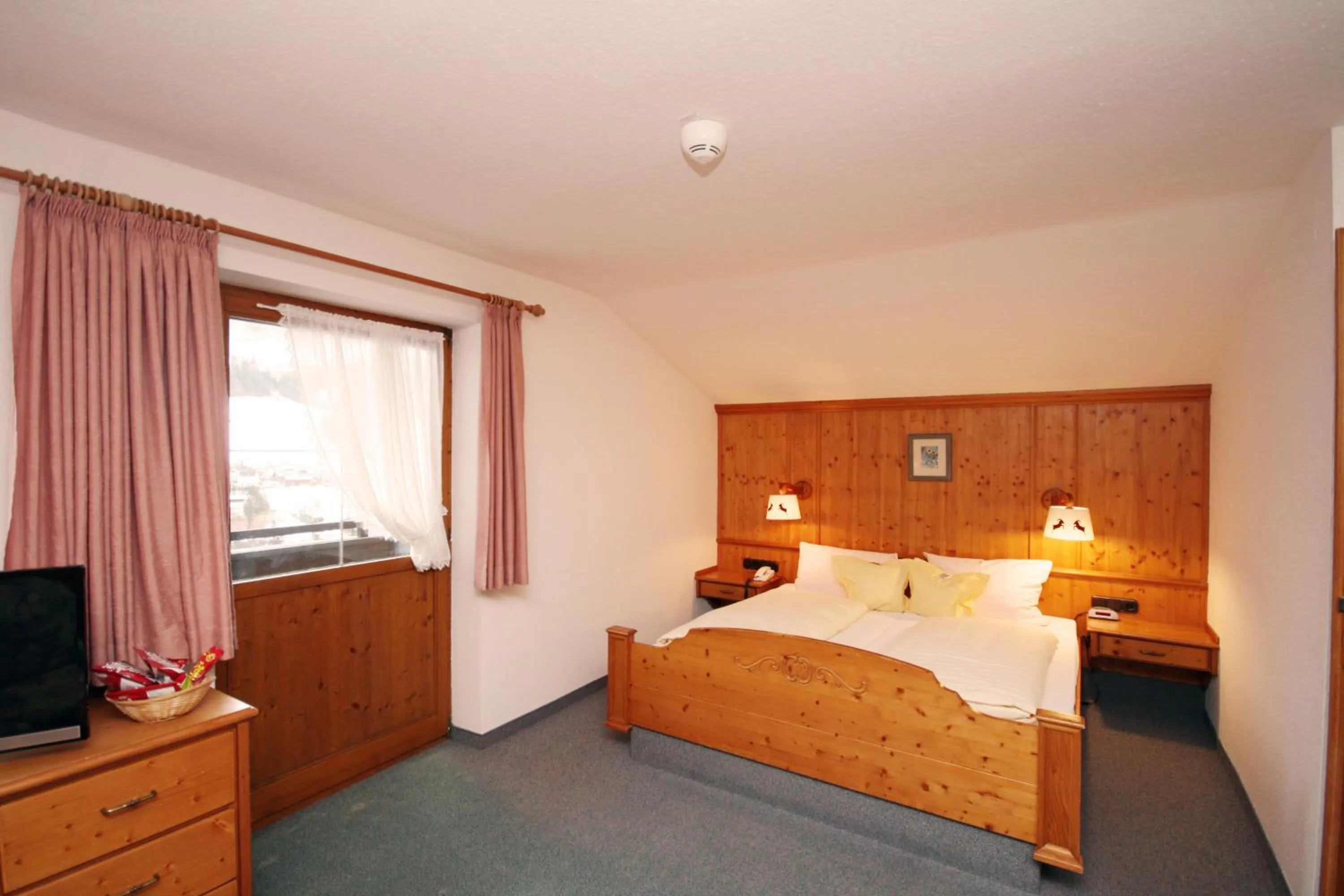 Bed in Hotel Alpensonne