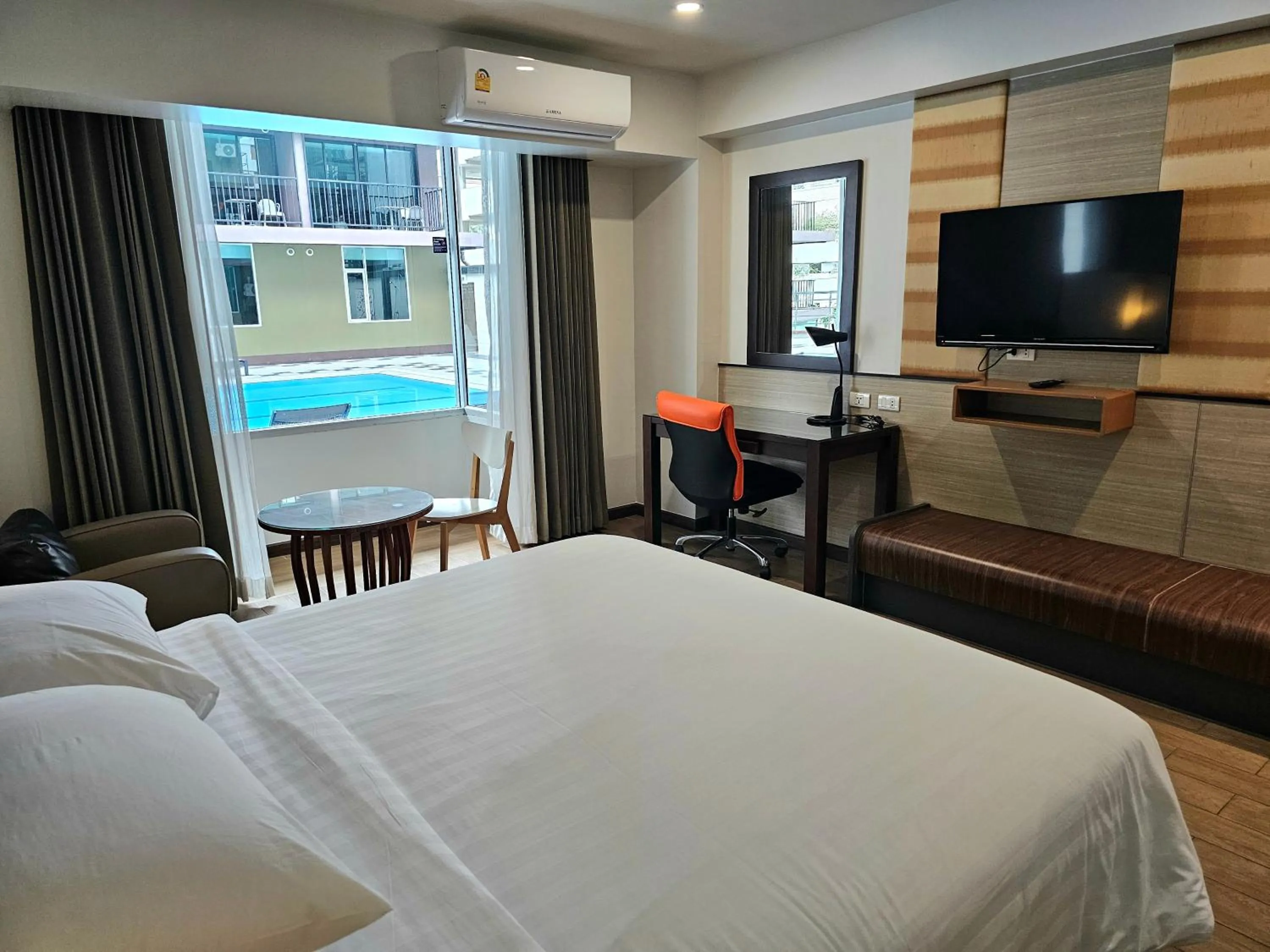 Bedroom, Bed in Dynasty Grande Hotel