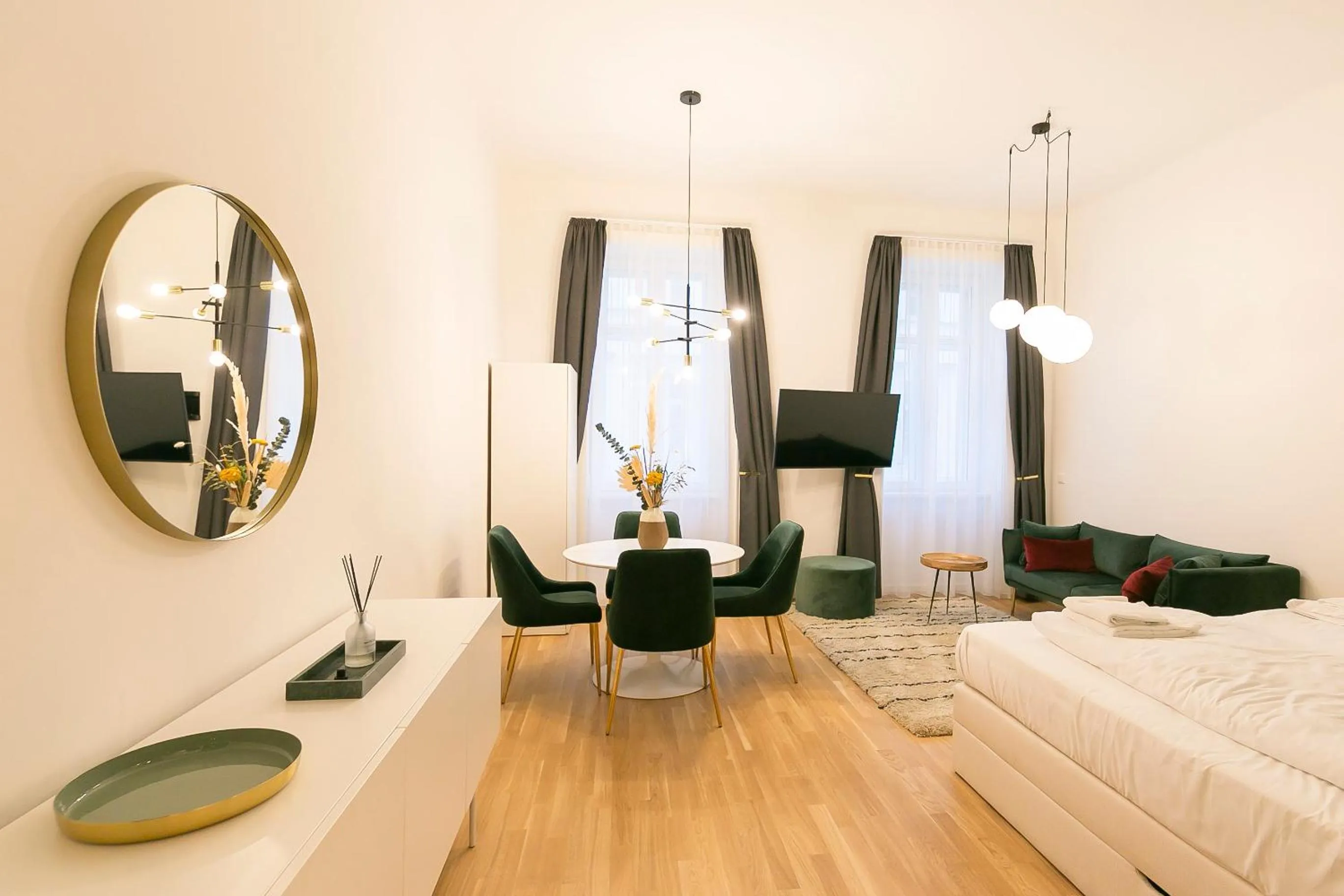 TV and multimedia, Bed in Mint@Naschmarkt Premium Apartments