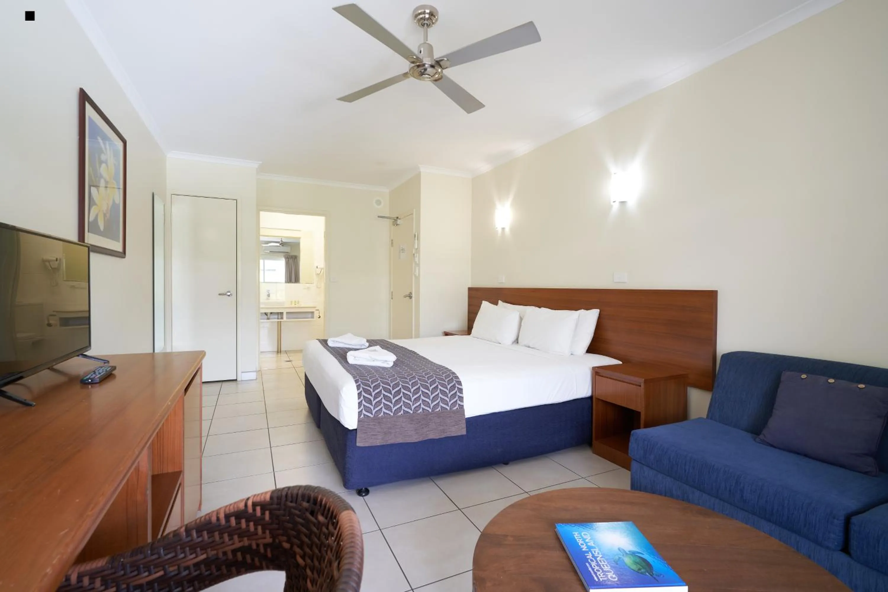 Photo of the whole room, Bed in Cairns Queenslander Hotel & Apartments