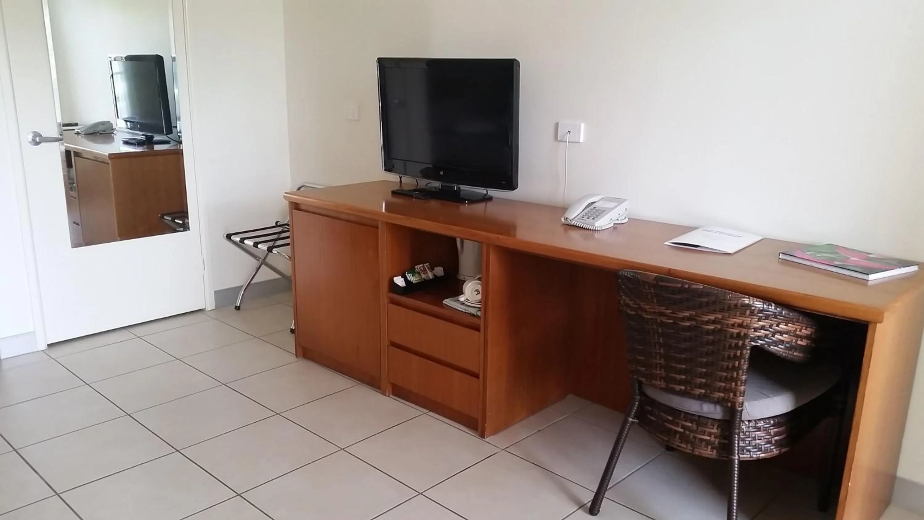 TV and multimedia in Cairns Queenslander Hotel & Apartments