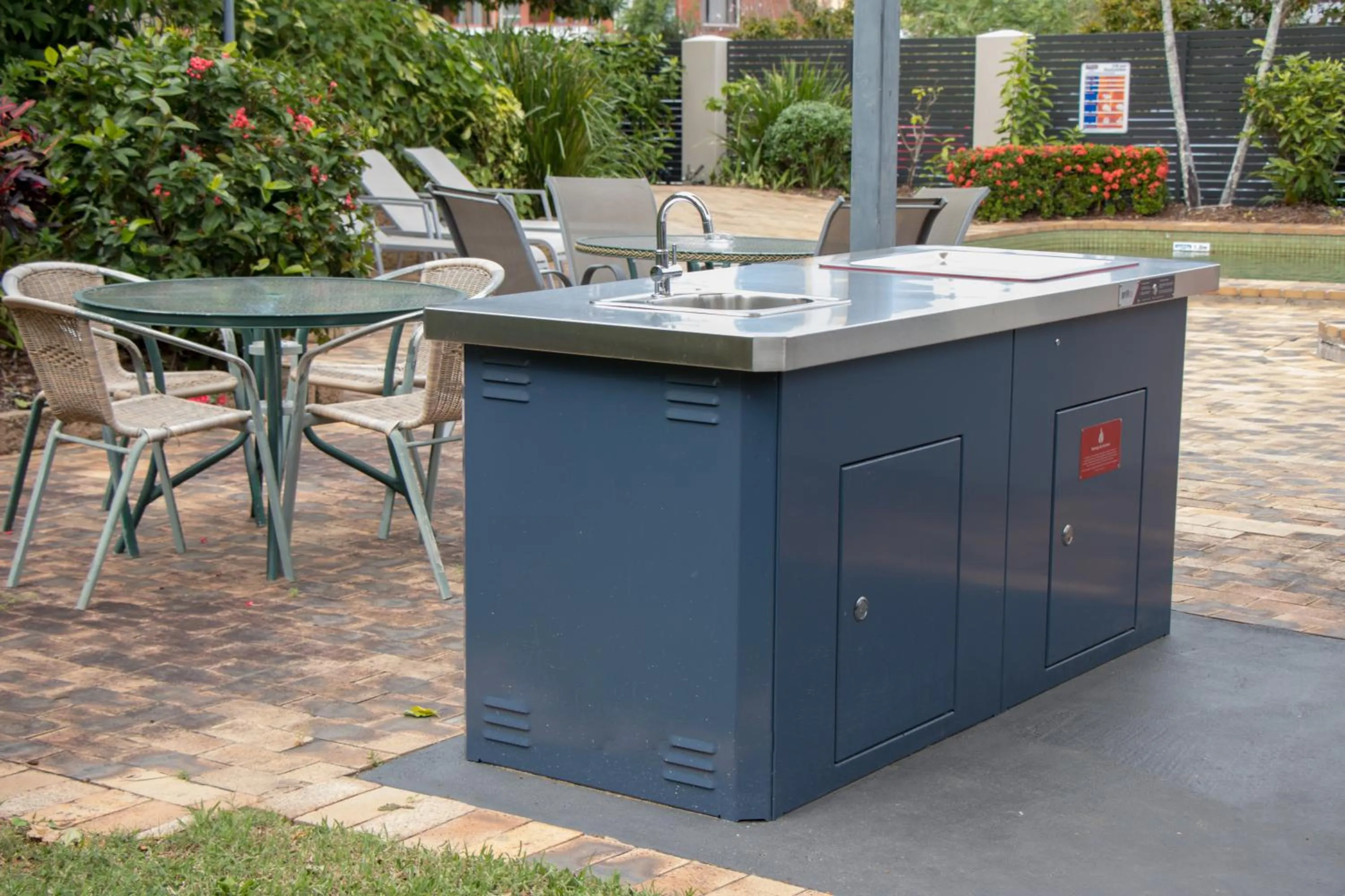 BBQ facilities in Cairns Queenslander Hotel & Apartments