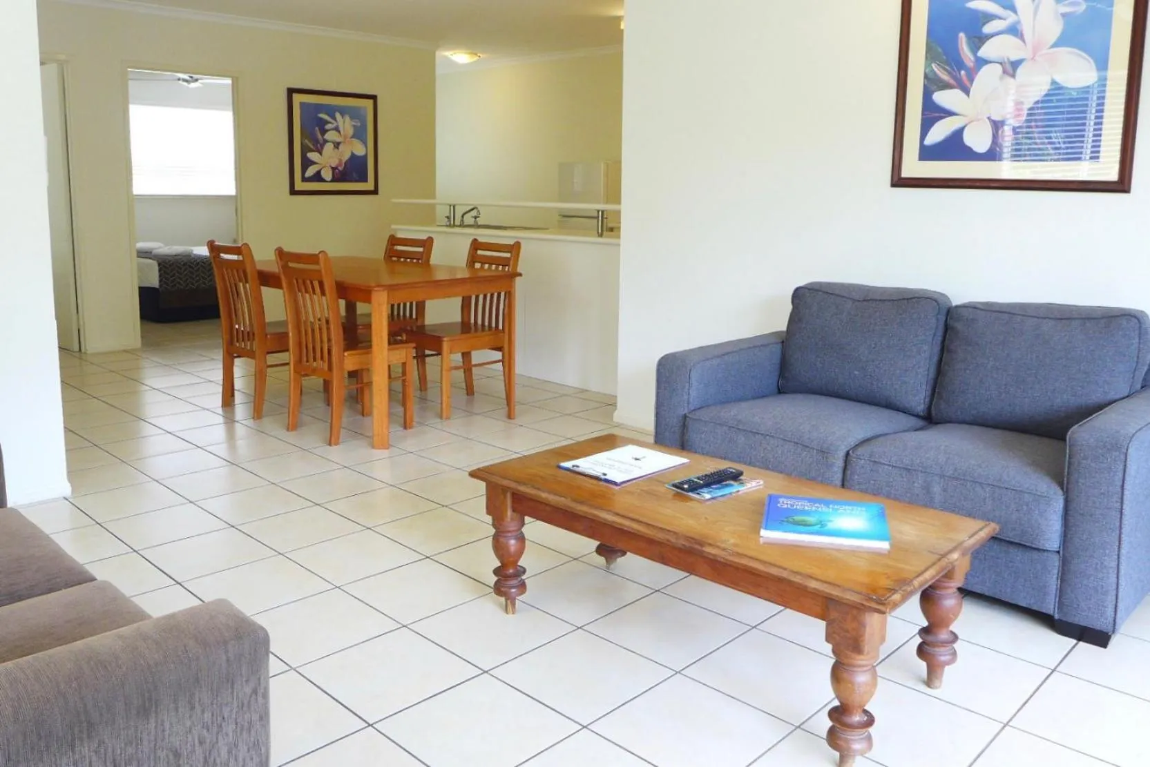 Living room in Cairns Queenslander Hotel & Apartments