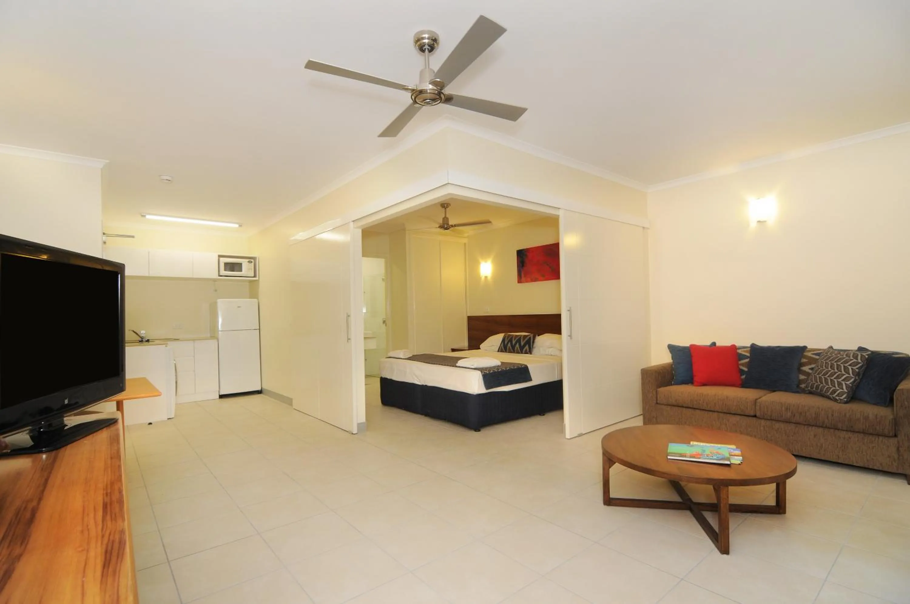 Photo of the whole room, Bed in Cairns Queenslander Hotel & Apartments