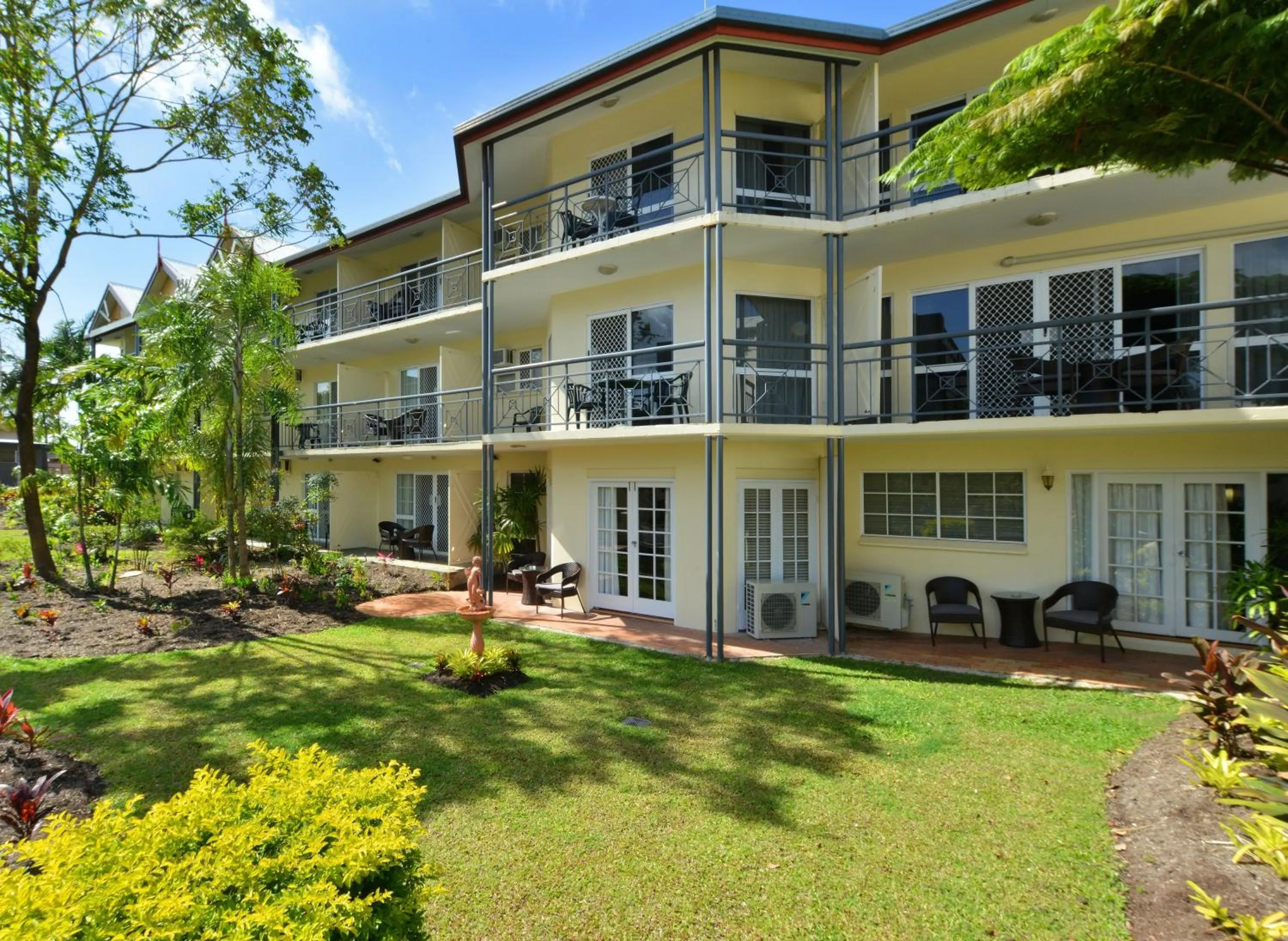 Garden view in Cairns Queenslander Hotel & Apartments
