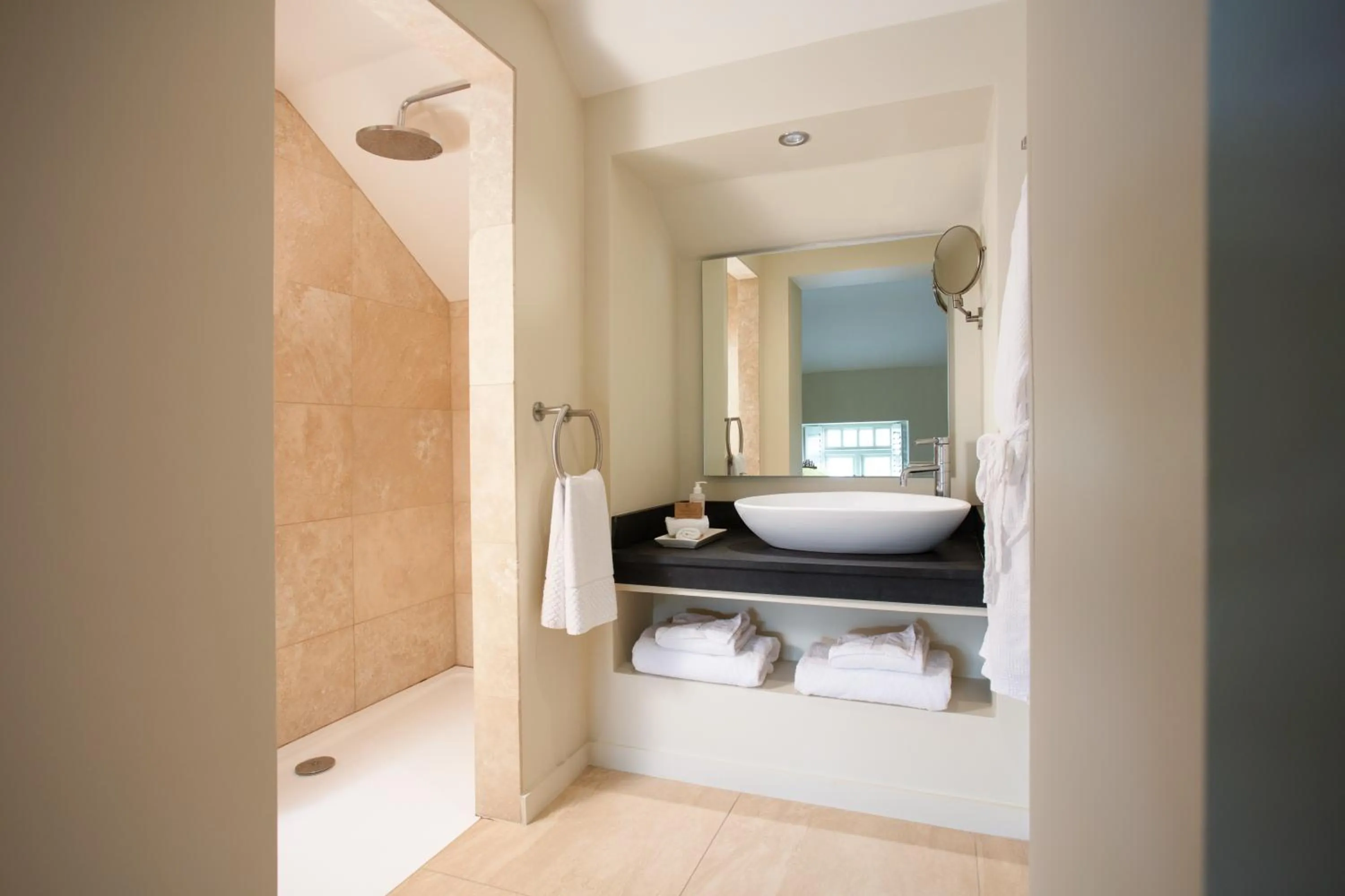 Bathroom, Bed in The Plume of Feathers