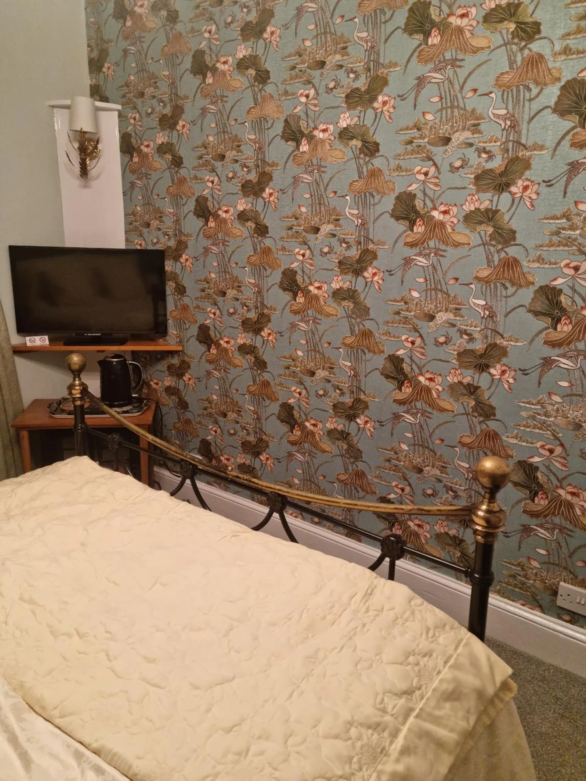 Bedroom, Bed in Mostyn House