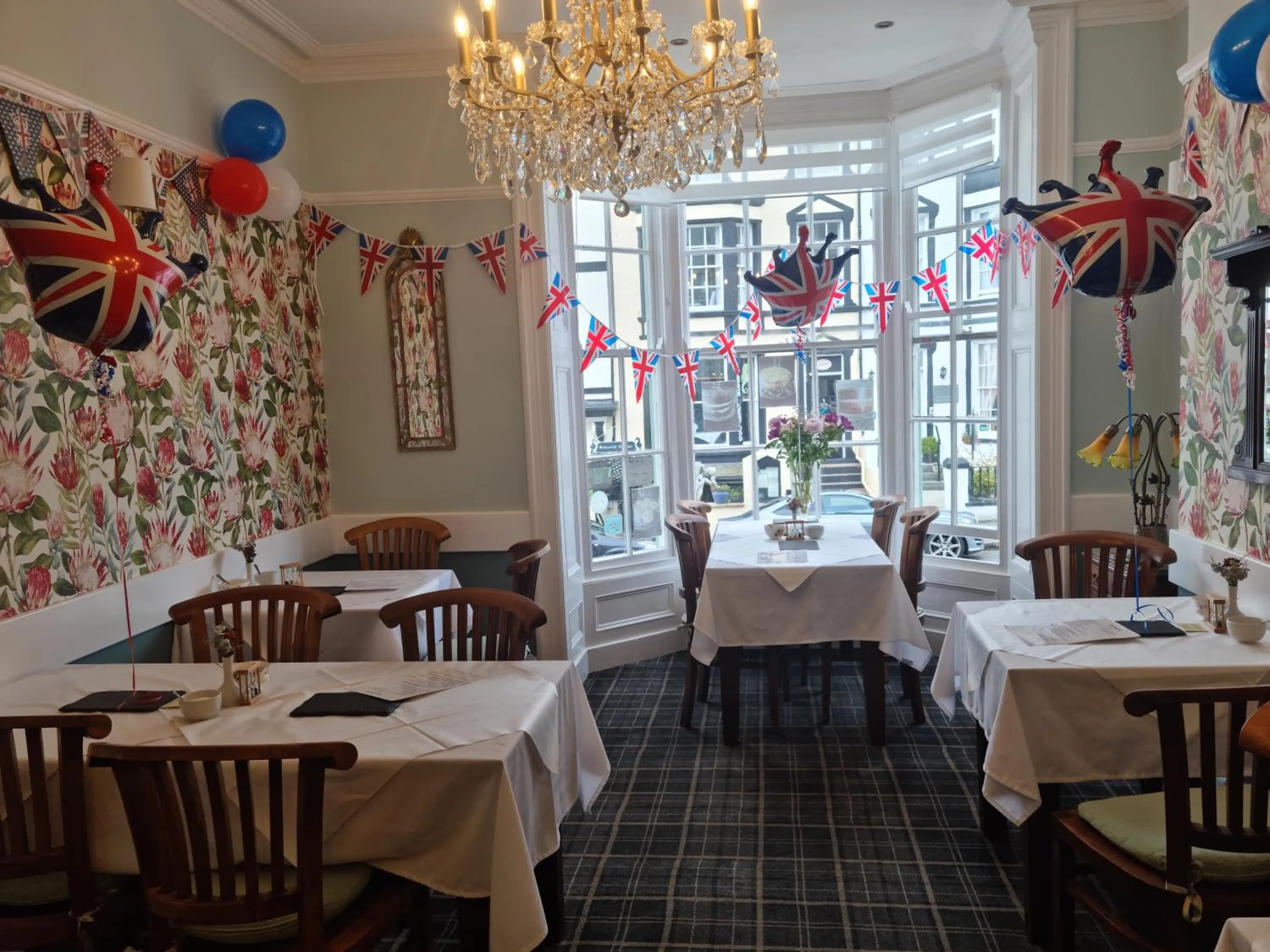 Restaurant/places to eat in Mostyn House