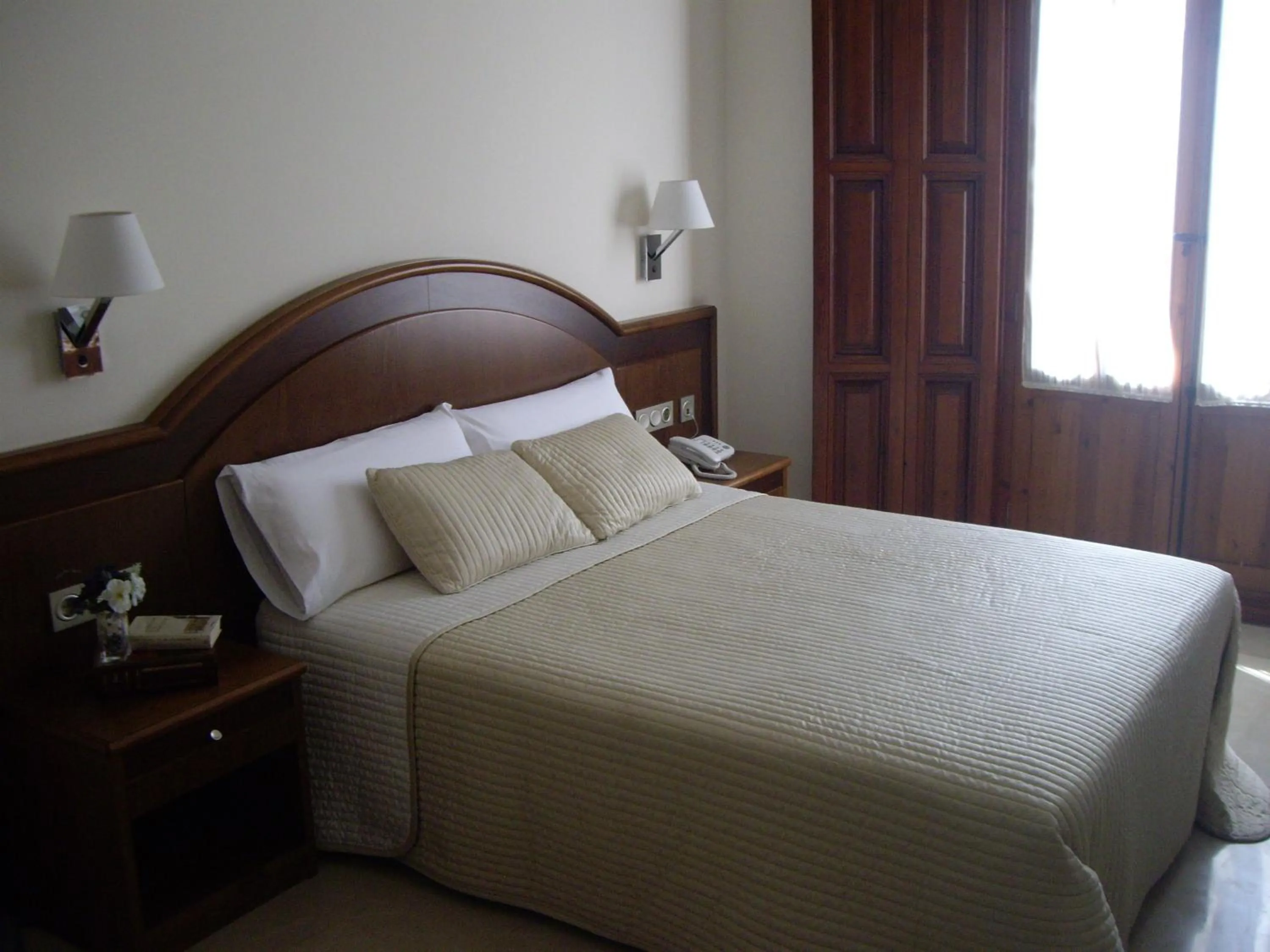 Day, Bed in Hotel San Sebastián Hospedería