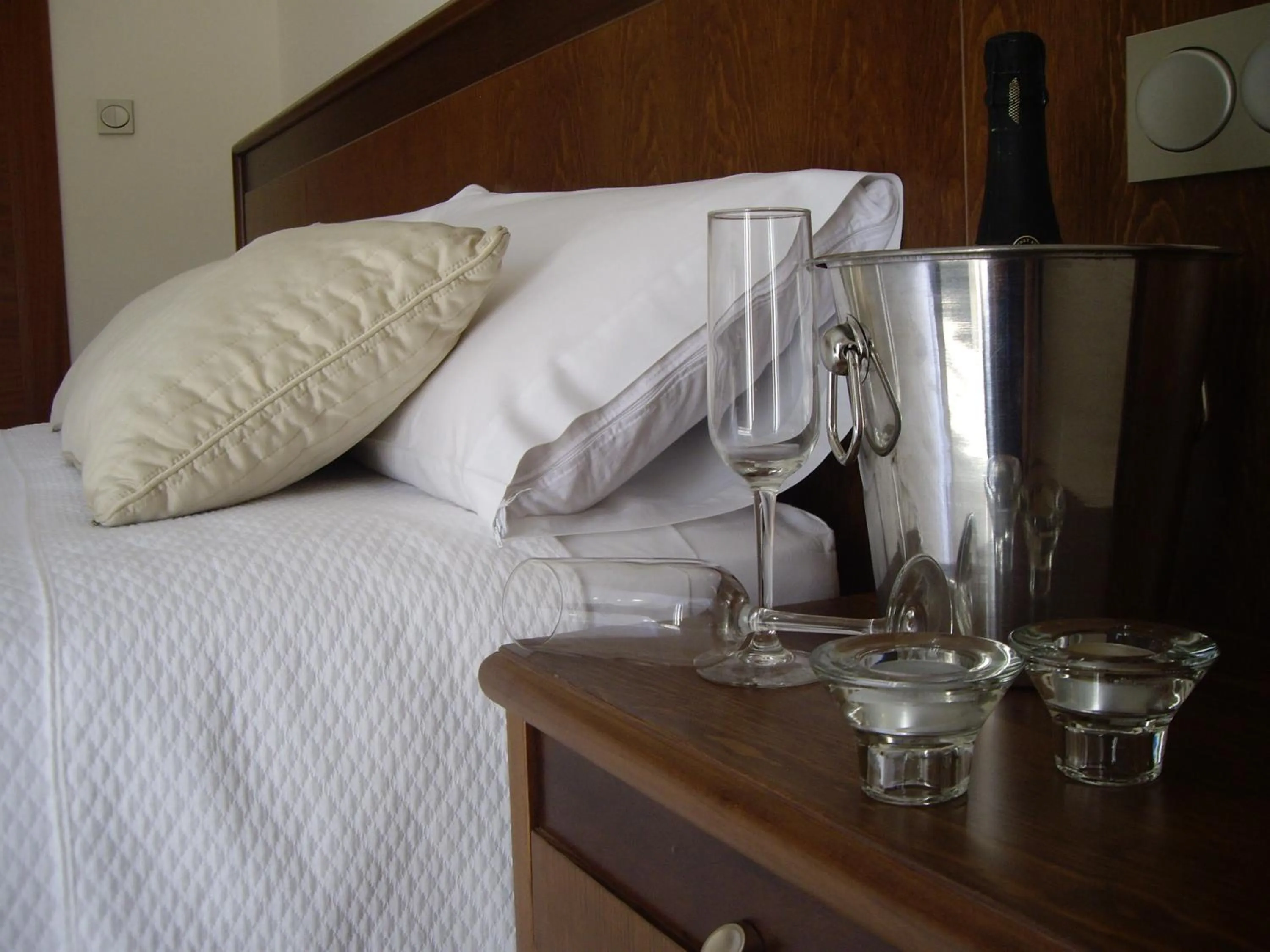 Alcoholic drinks, Bed in Hotel San Sebastián Hospedería