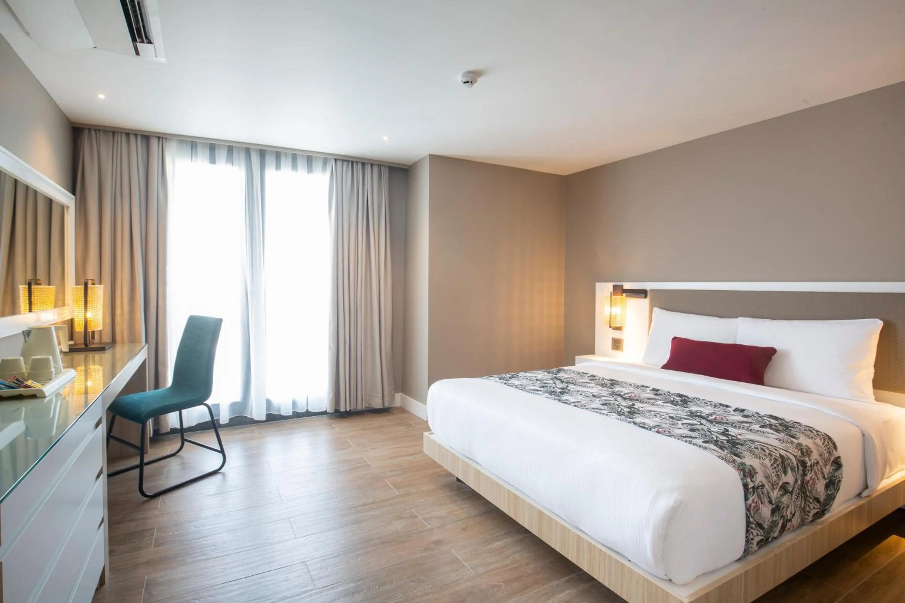 Photo of the whole room, Bed in WOOVO Phuket Patong - by Swandor