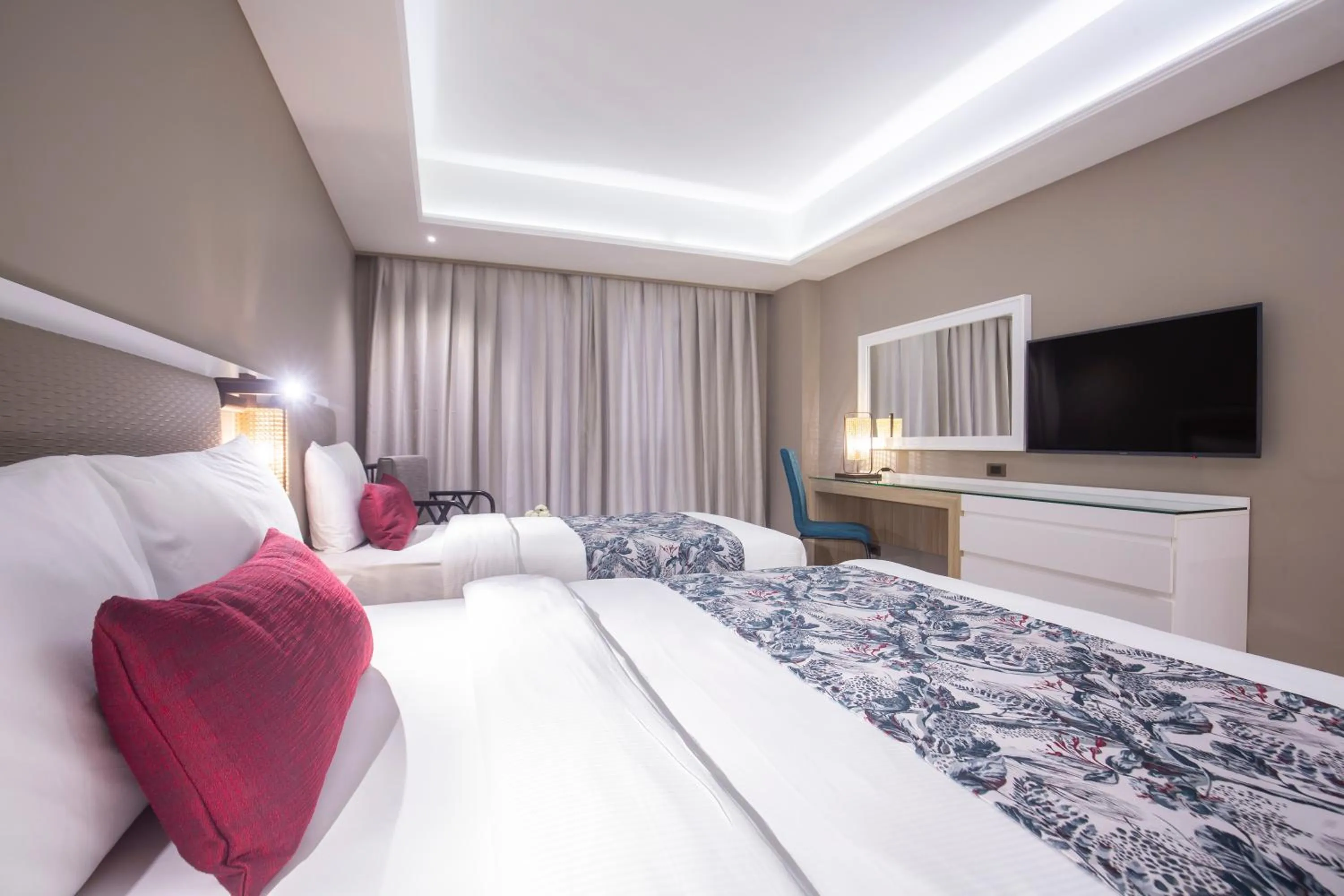 Photo of the whole room, Bed in WOOVO Phuket Patong - by Swandor