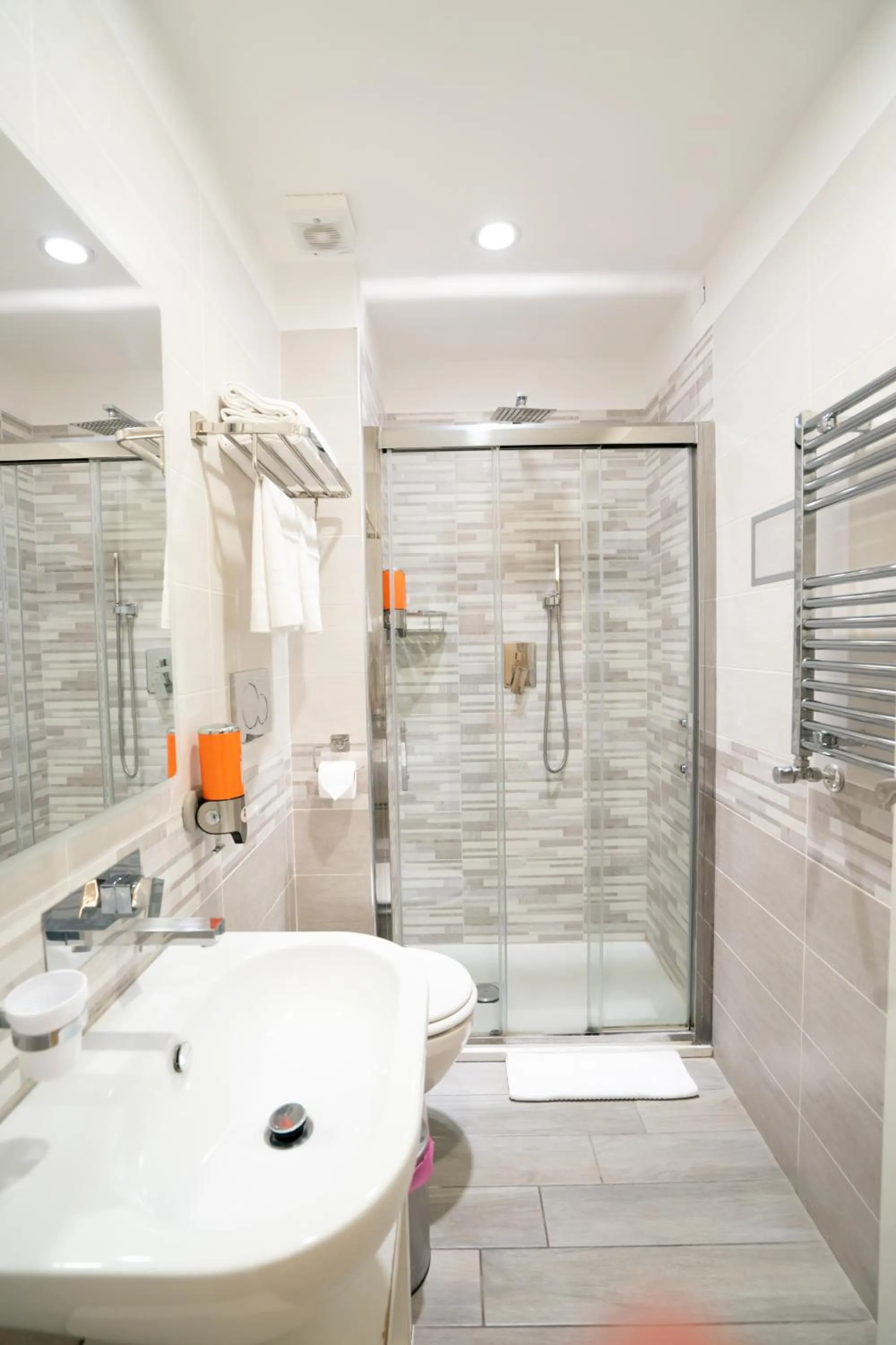 Shower in Archi di Roma Guest House