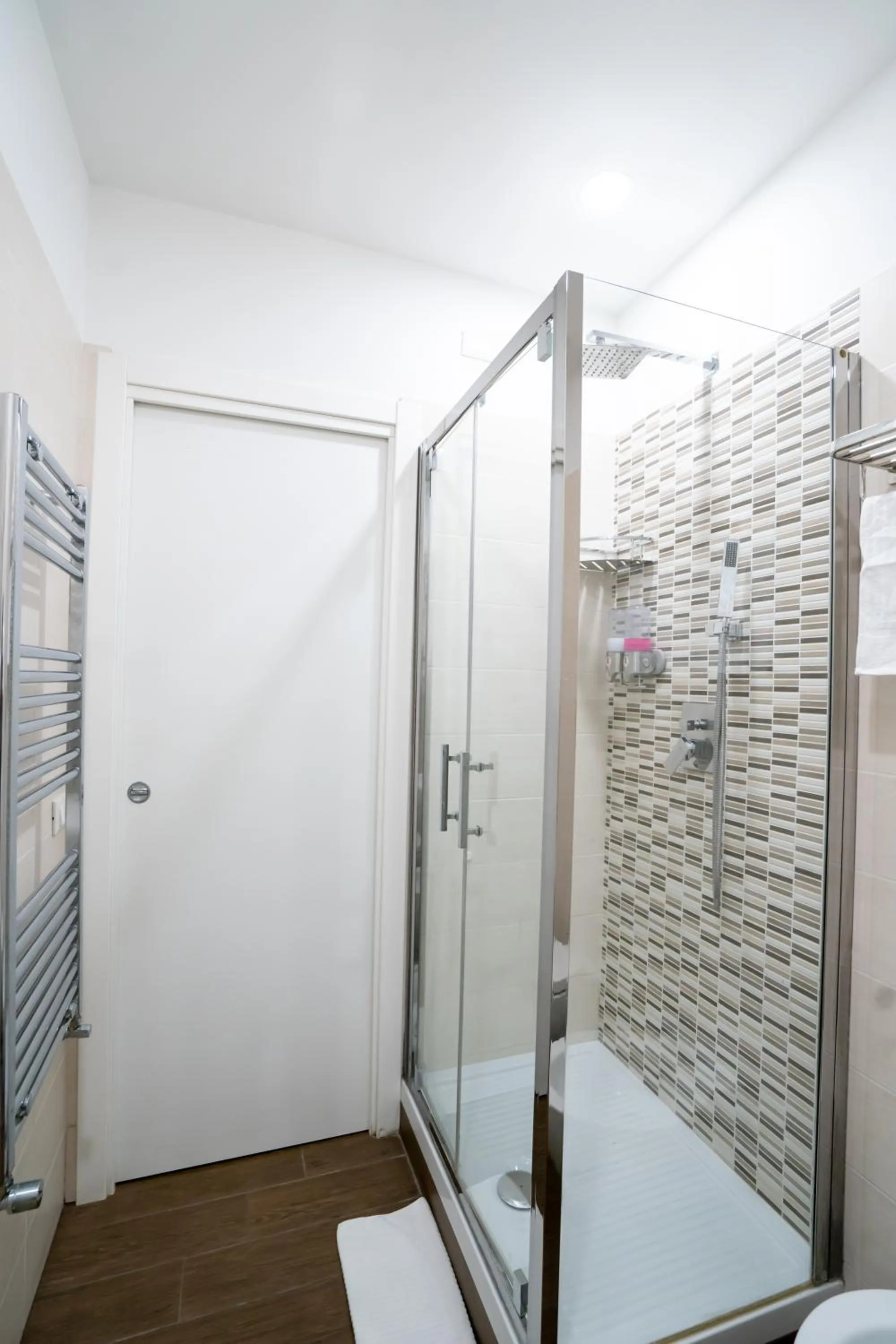 Shower in Archi di Roma Guest House