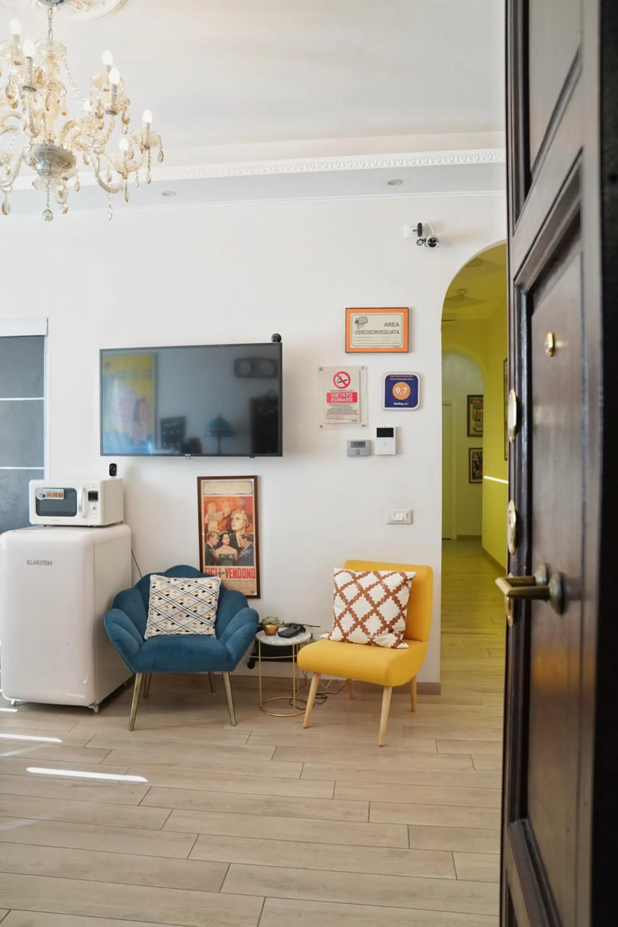 Communal lounge/ TV room in Archi di Roma Guest House