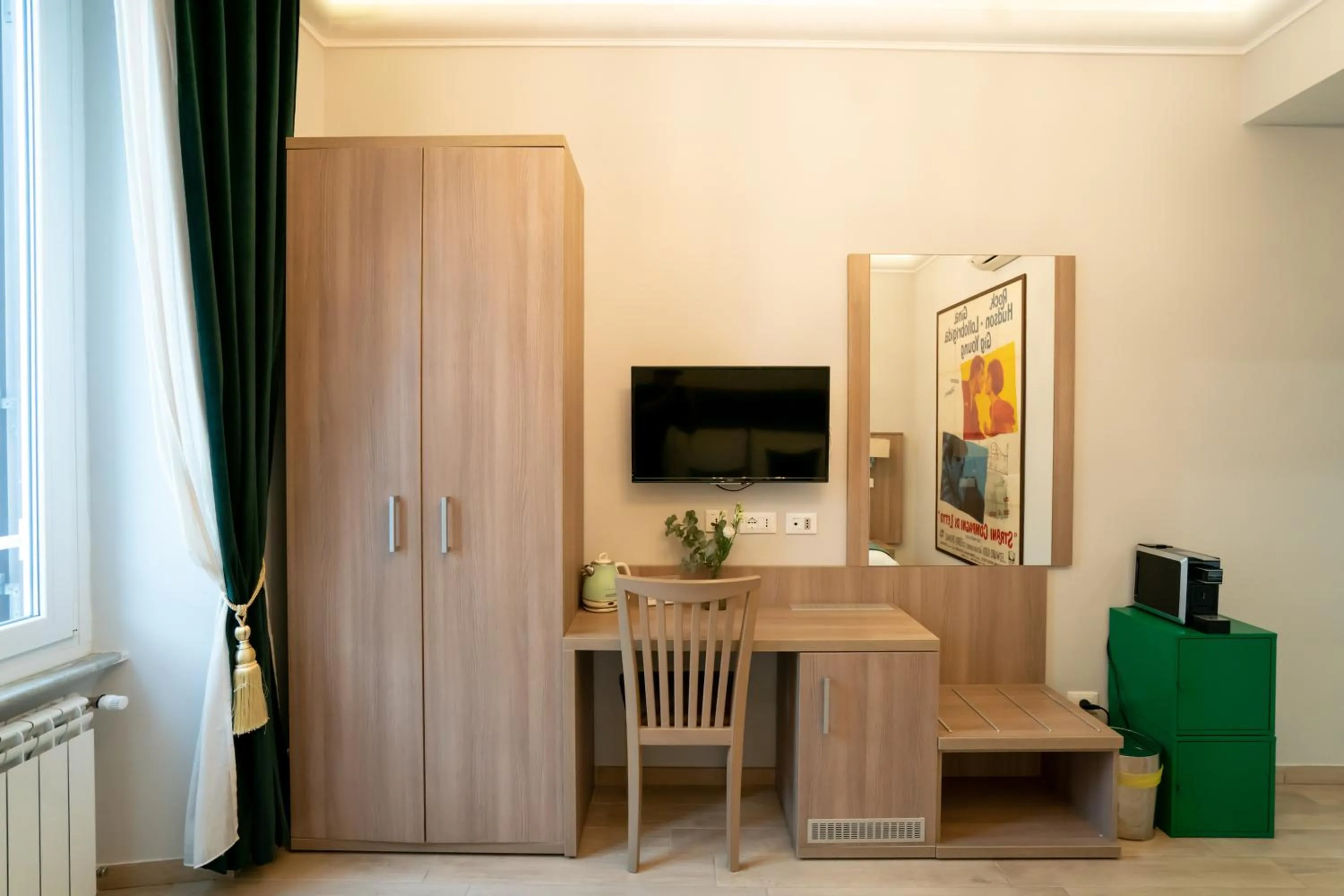 Communal lounge/ TV room in Archi di Roma Guest House