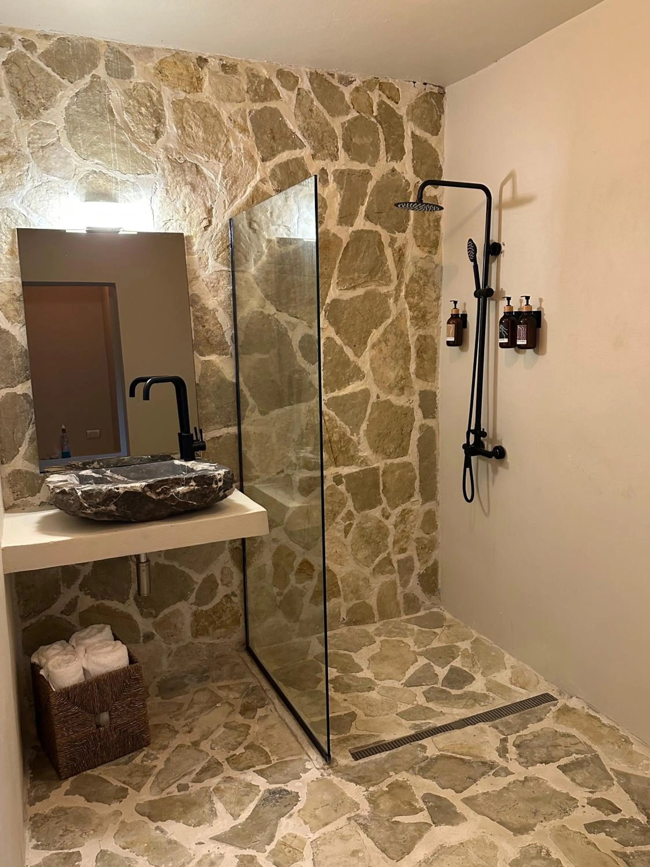 Shower in El Rincon de Abi