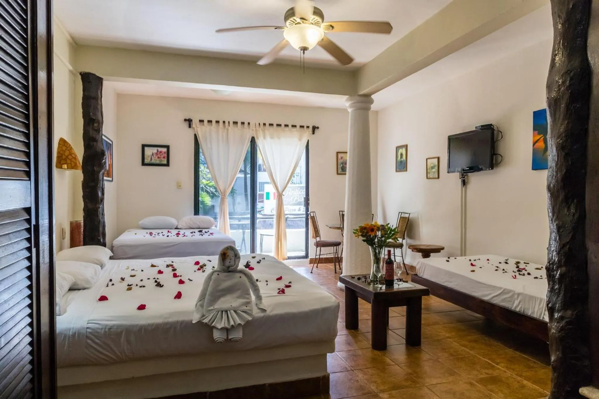 Photo of the whole room, Bed in Moonshine Hotel