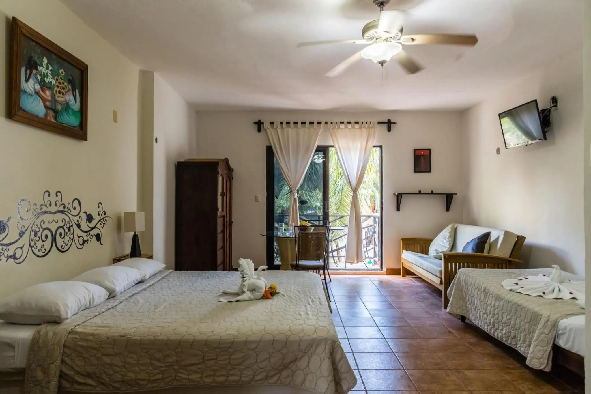 Photo of the whole room, Bed in Moonshine Hotel