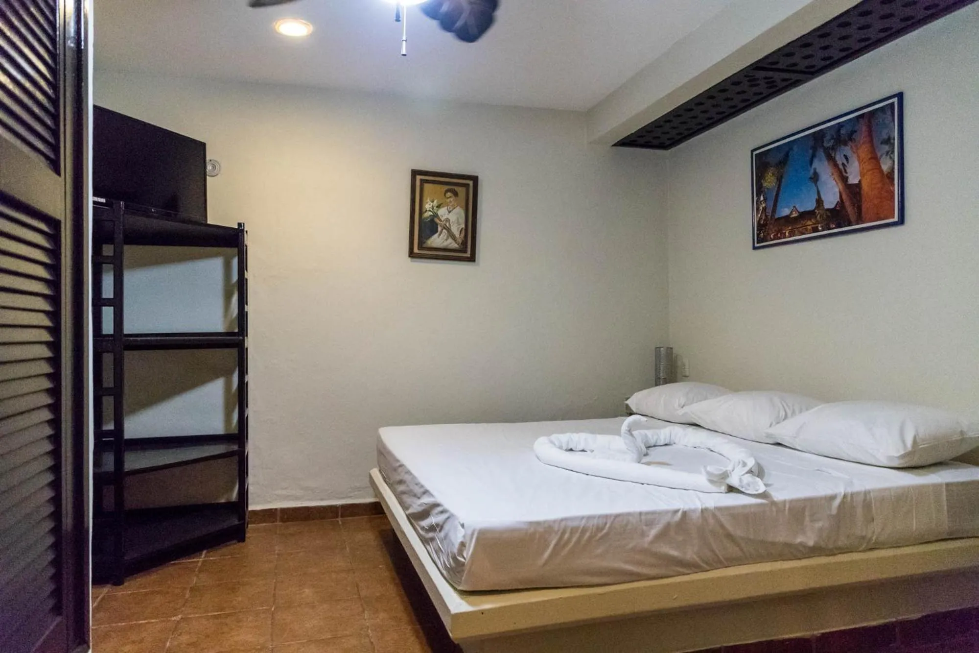 Photo of the whole room, Bed in Moonshine Hotel