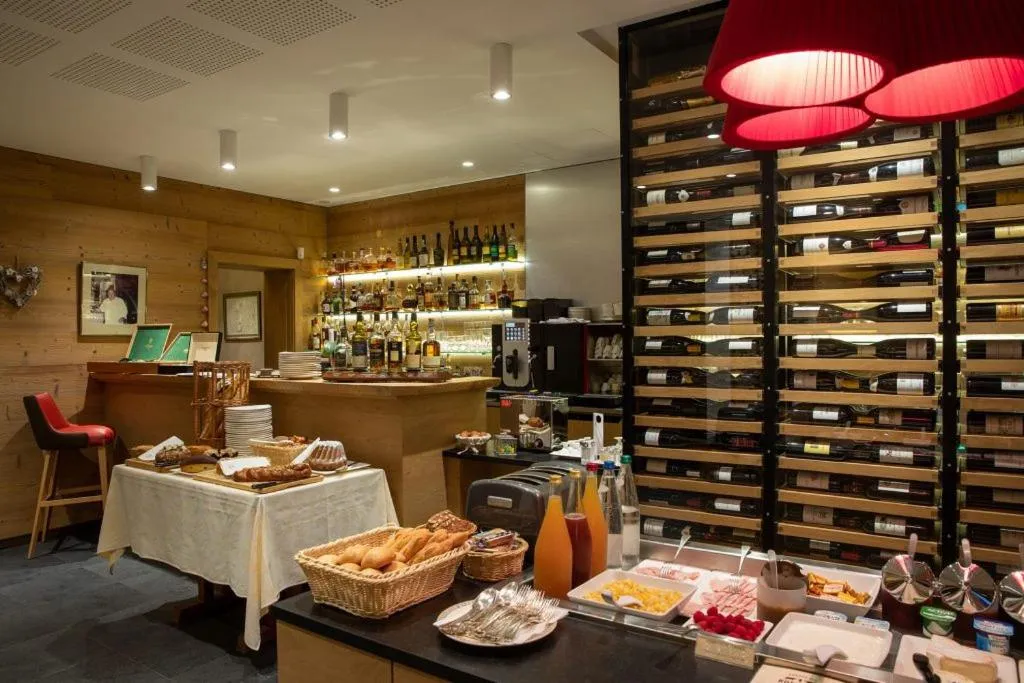 Breakfast in Hôtel Restaurant Logis Auberge Sundgovienne