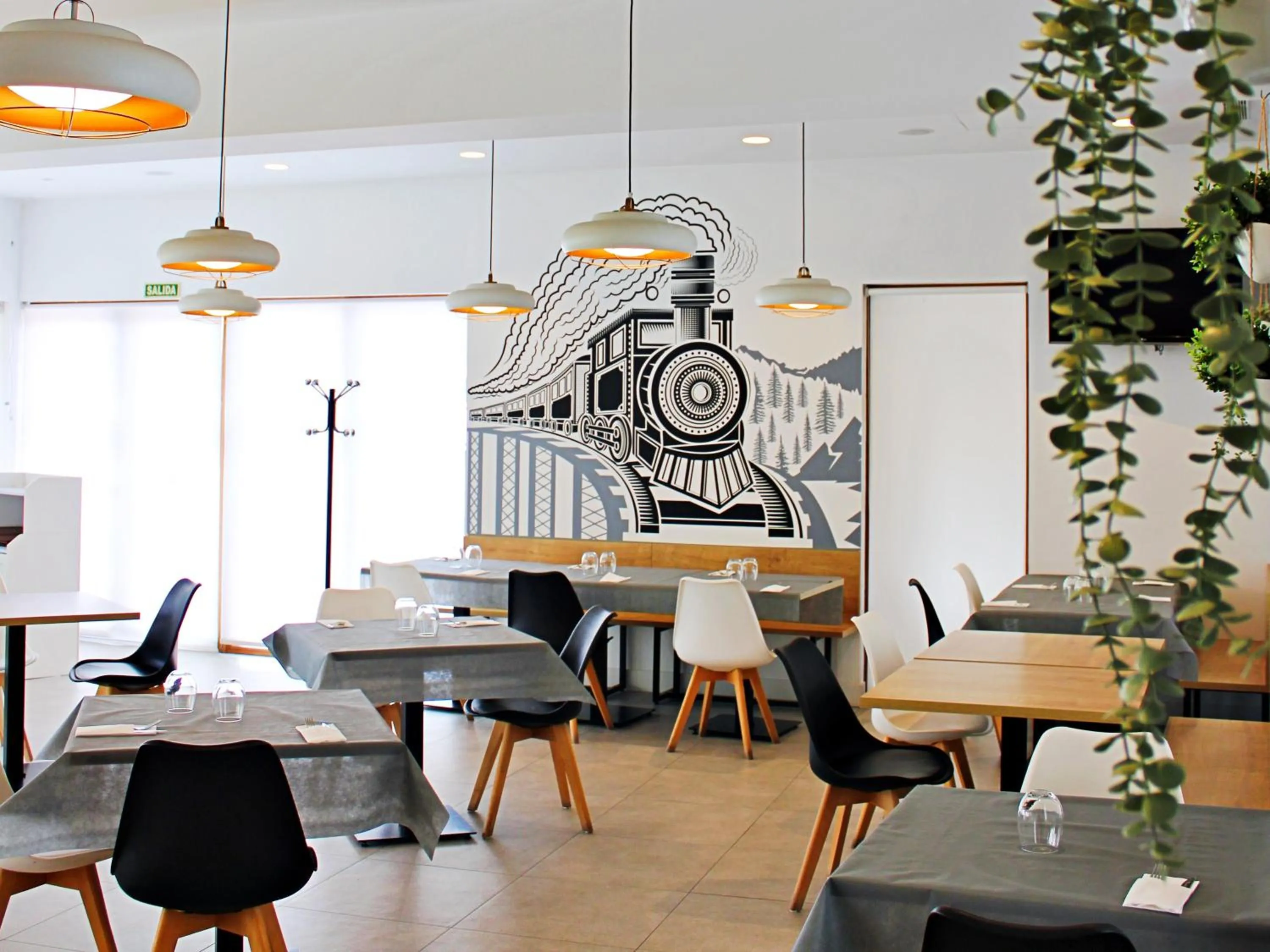 Restaurant/places to eat in Hotel Entrerailes