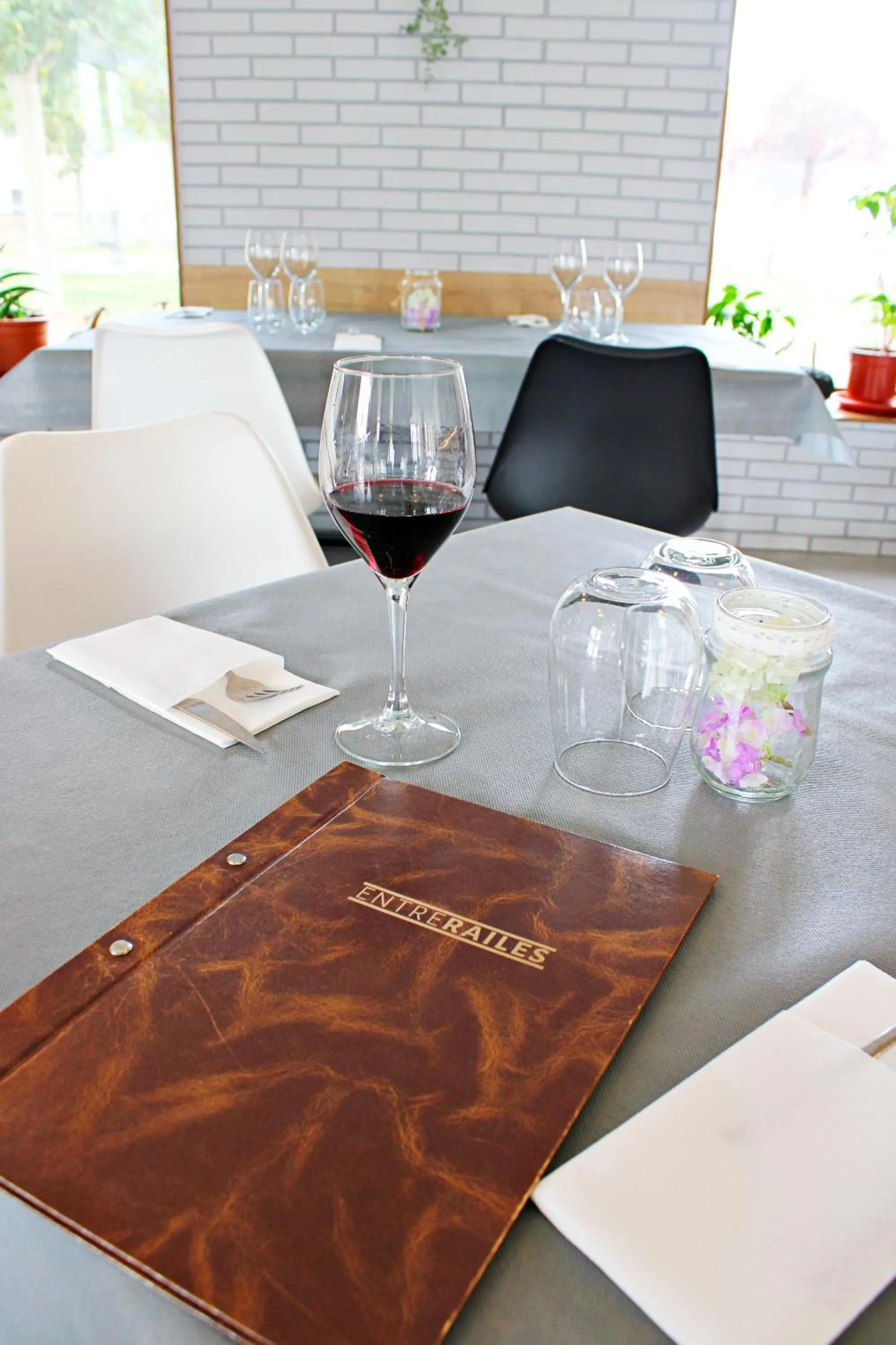 Restaurant/places to eat in Hotel Entrerailes