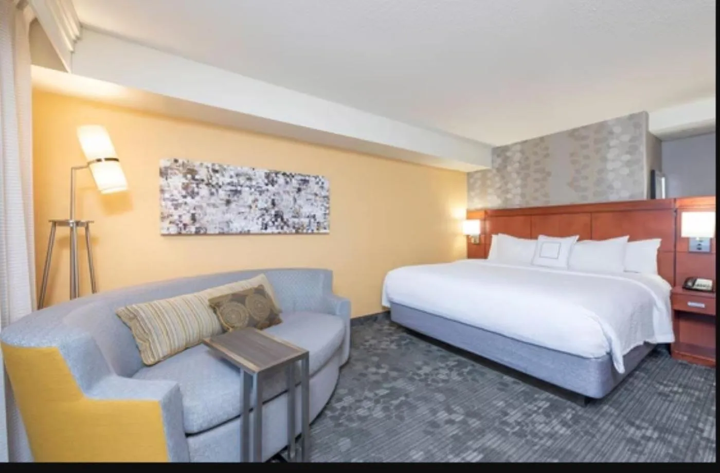 Bed in Courtyard Milwaukee Airport