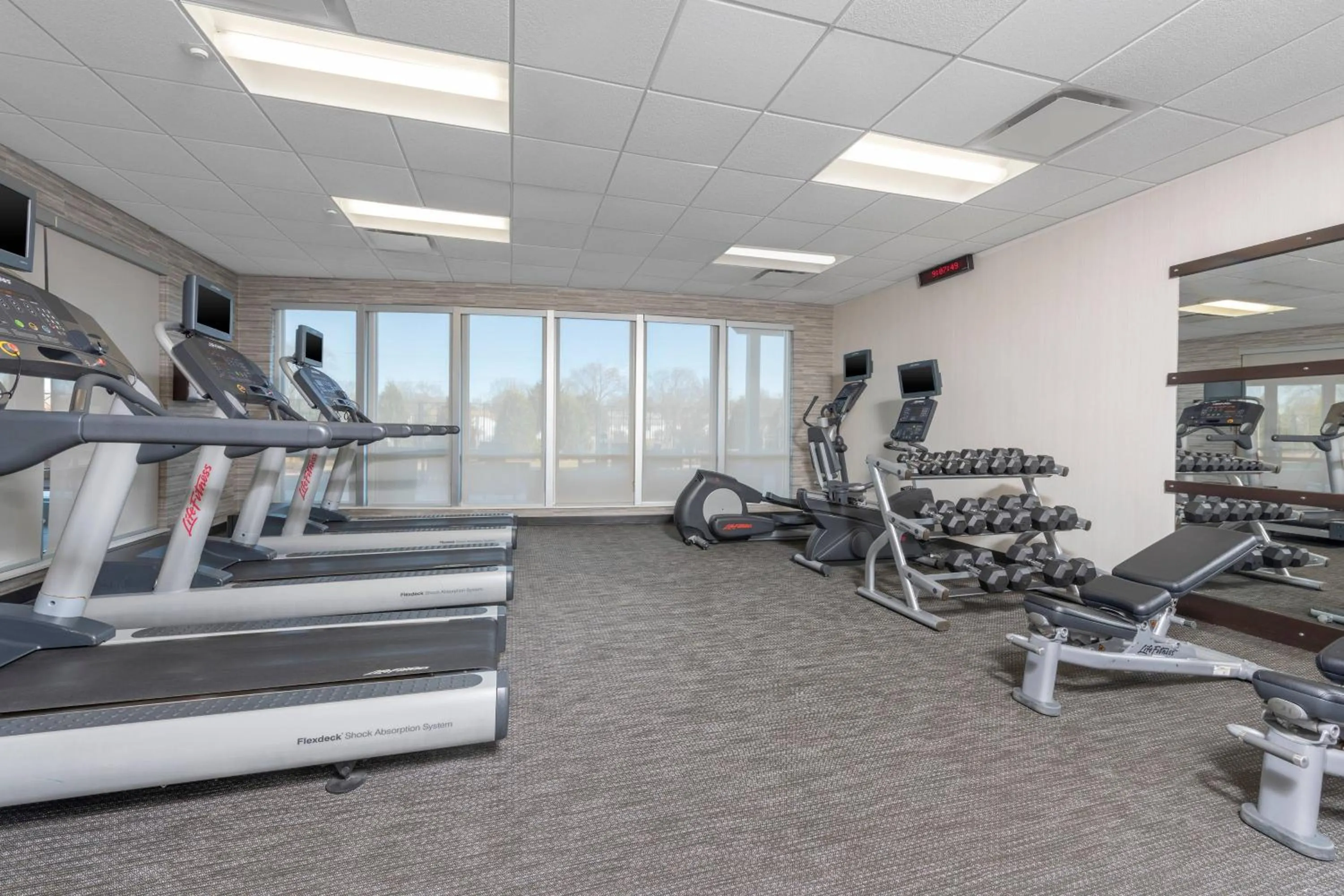 Fitness centre/facilities in Courtyard Milwaukee Airport