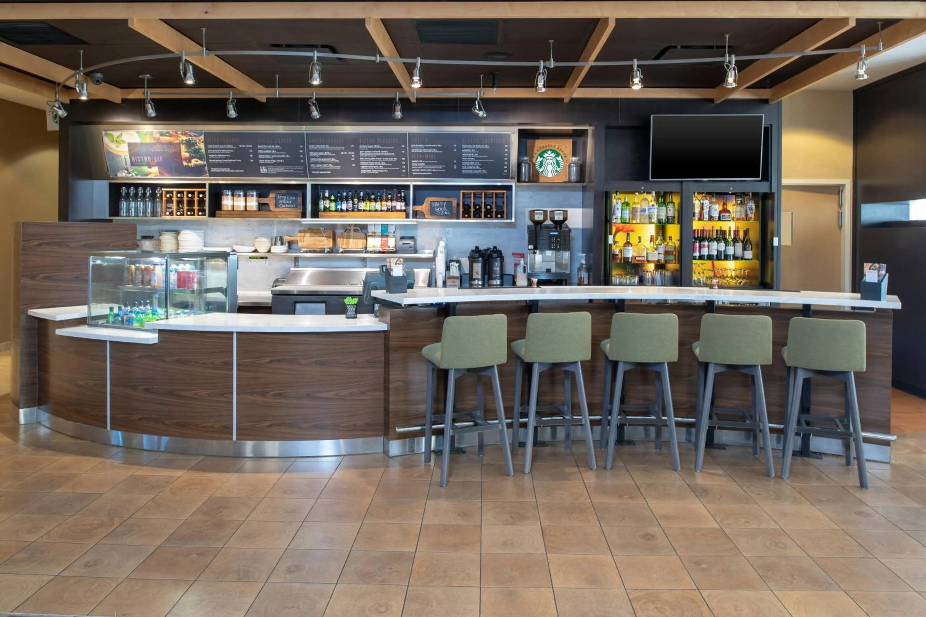 Lounge or bar in Courtyard Milwaukee Airport