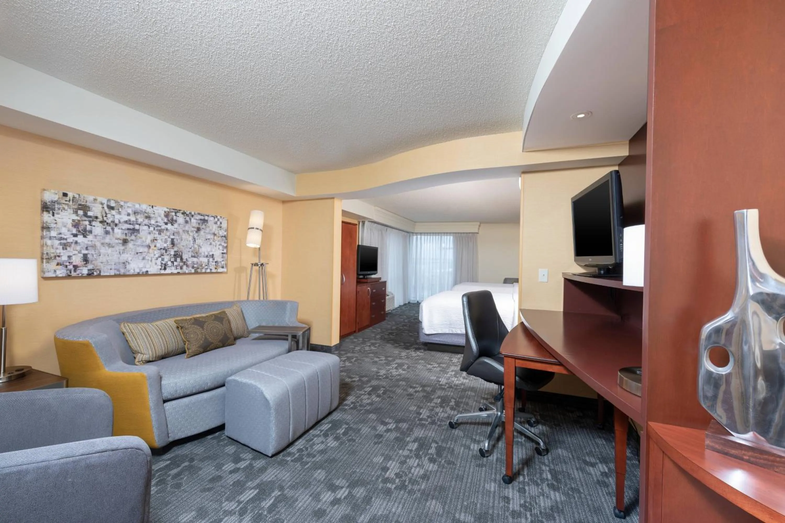 Photo of the whole room in Courtyard Milwaukee Airport